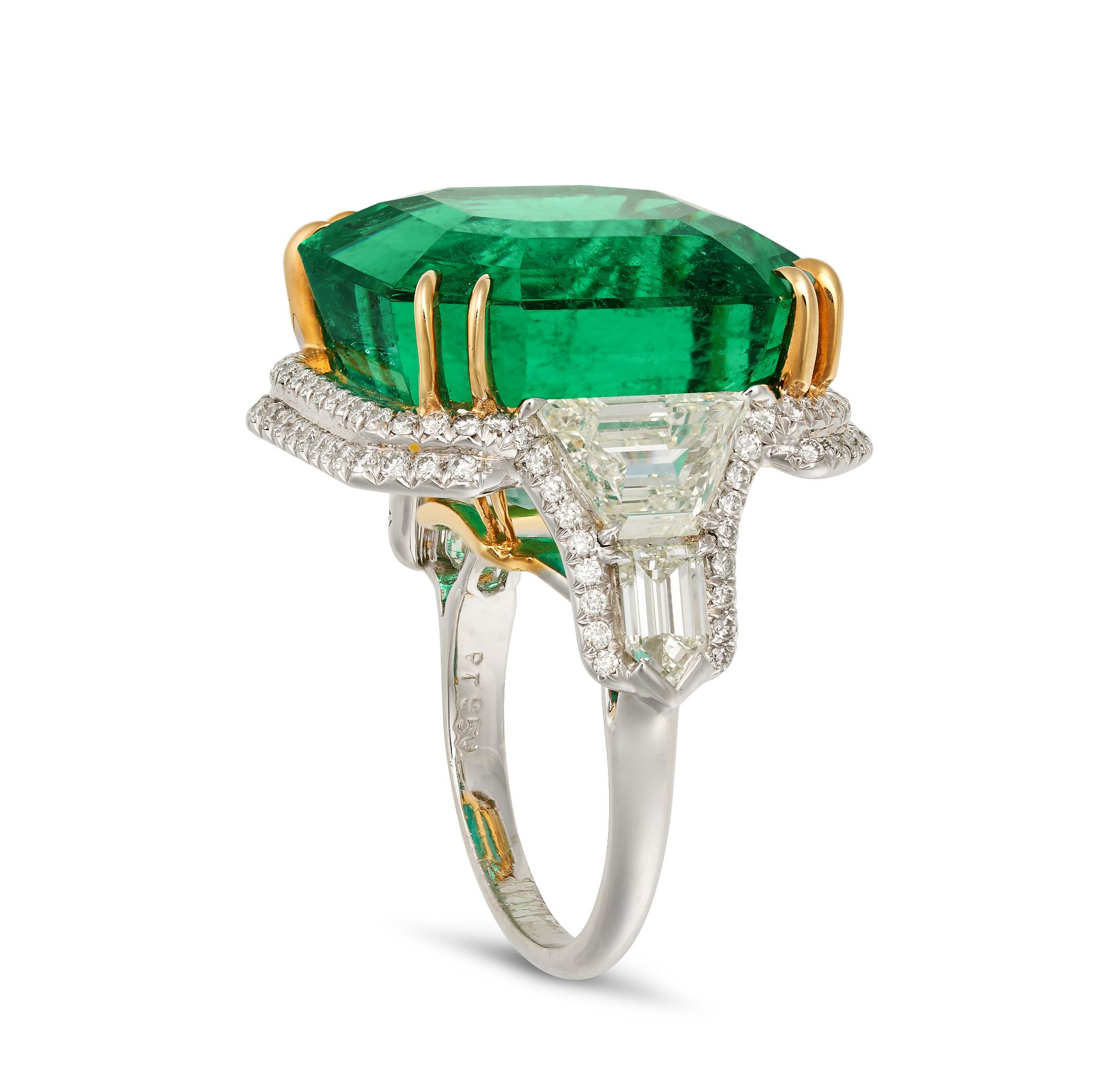 AN IMPORTANT 31.49 CARAT COLOMBIAN EMERALD AND DIAMOND RING in platinum and 18ct yellow gold, set... - Bild 2 aus 2