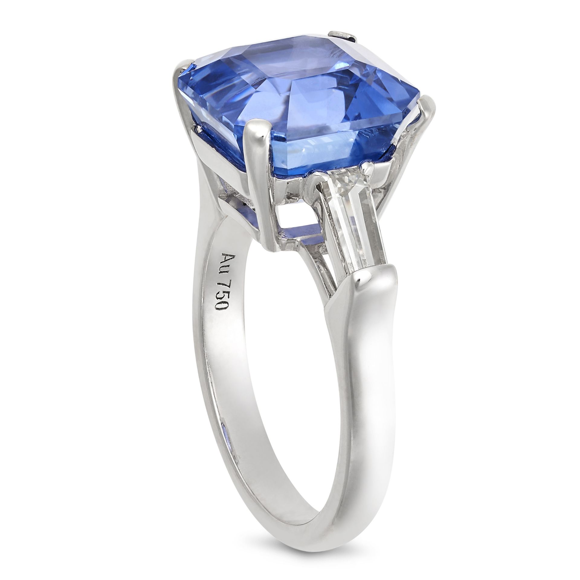 A CEYLON NO HEAT SAPPHIRE AND DIAMOND RING in 18ct white gold, set with an octagonal step cut sap... - Bild 2 aus 2