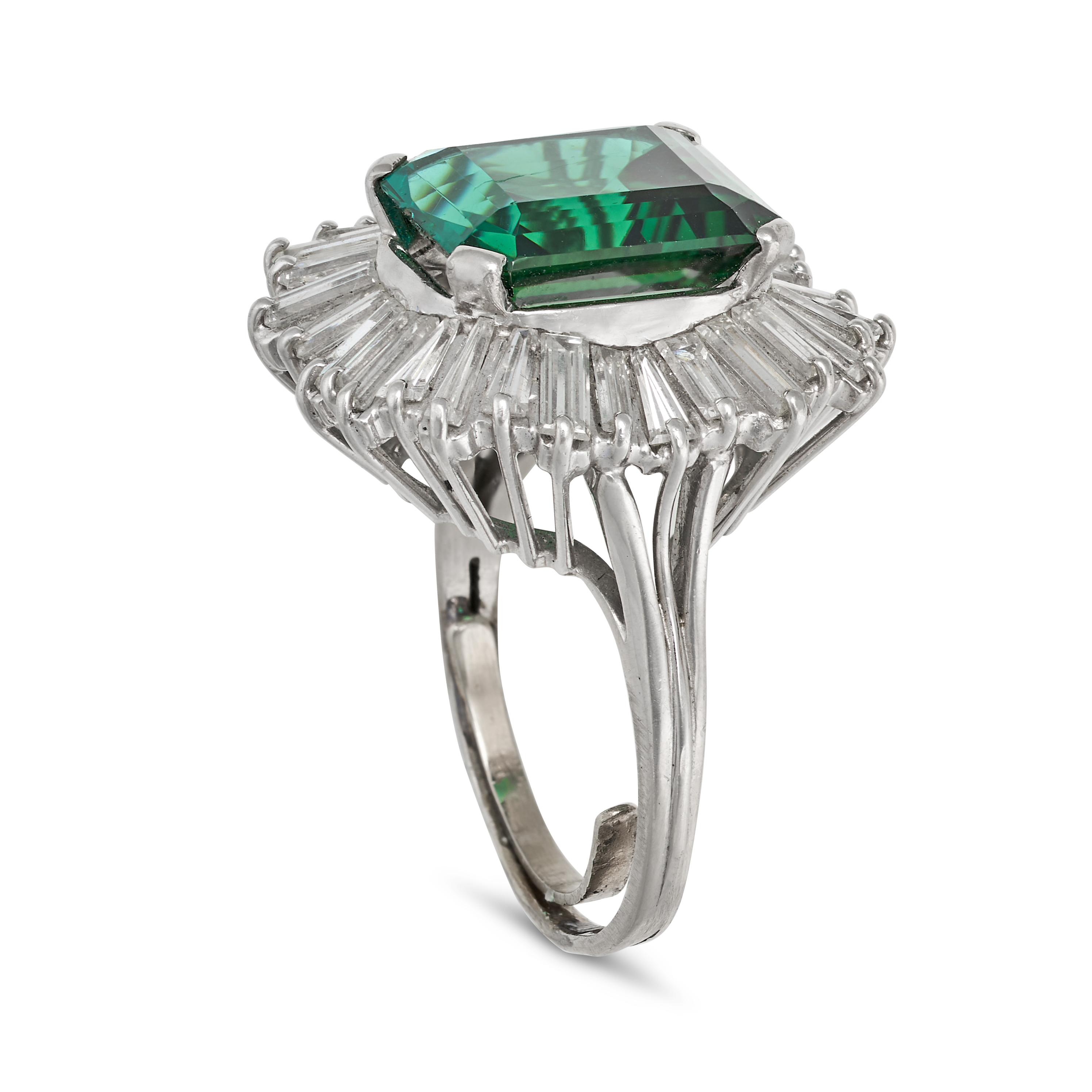 A GREEN TOURMALINE AND DIAMOND BALLERINA RING in platinum, set with an octagonal step cut green t... - Bild 2 aus 3