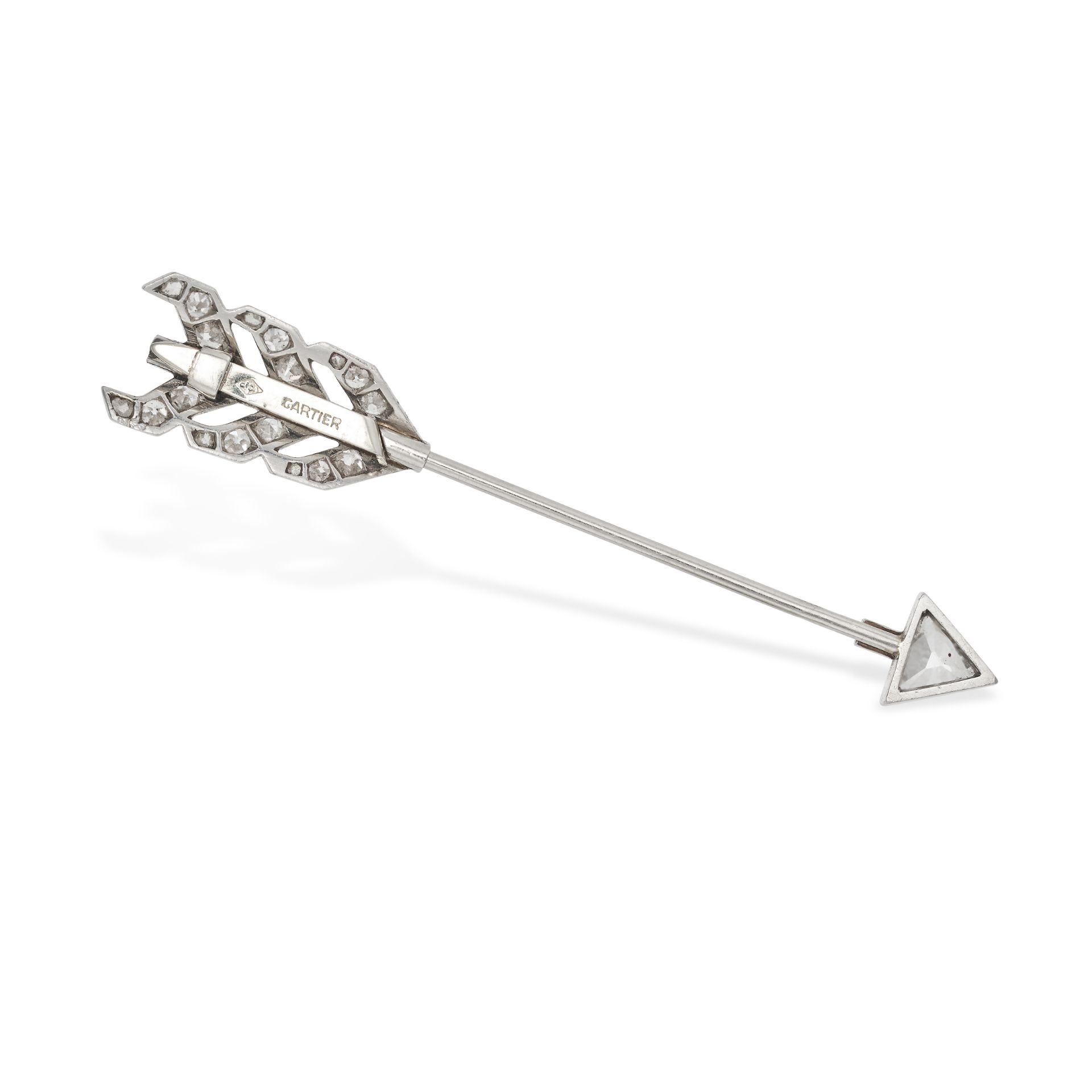 CARTIER, AN ART DECO DIAMOND ARROW JABOT PIN in platinum, designed as an arrow, the arrow head se... - Image 2 of 2
