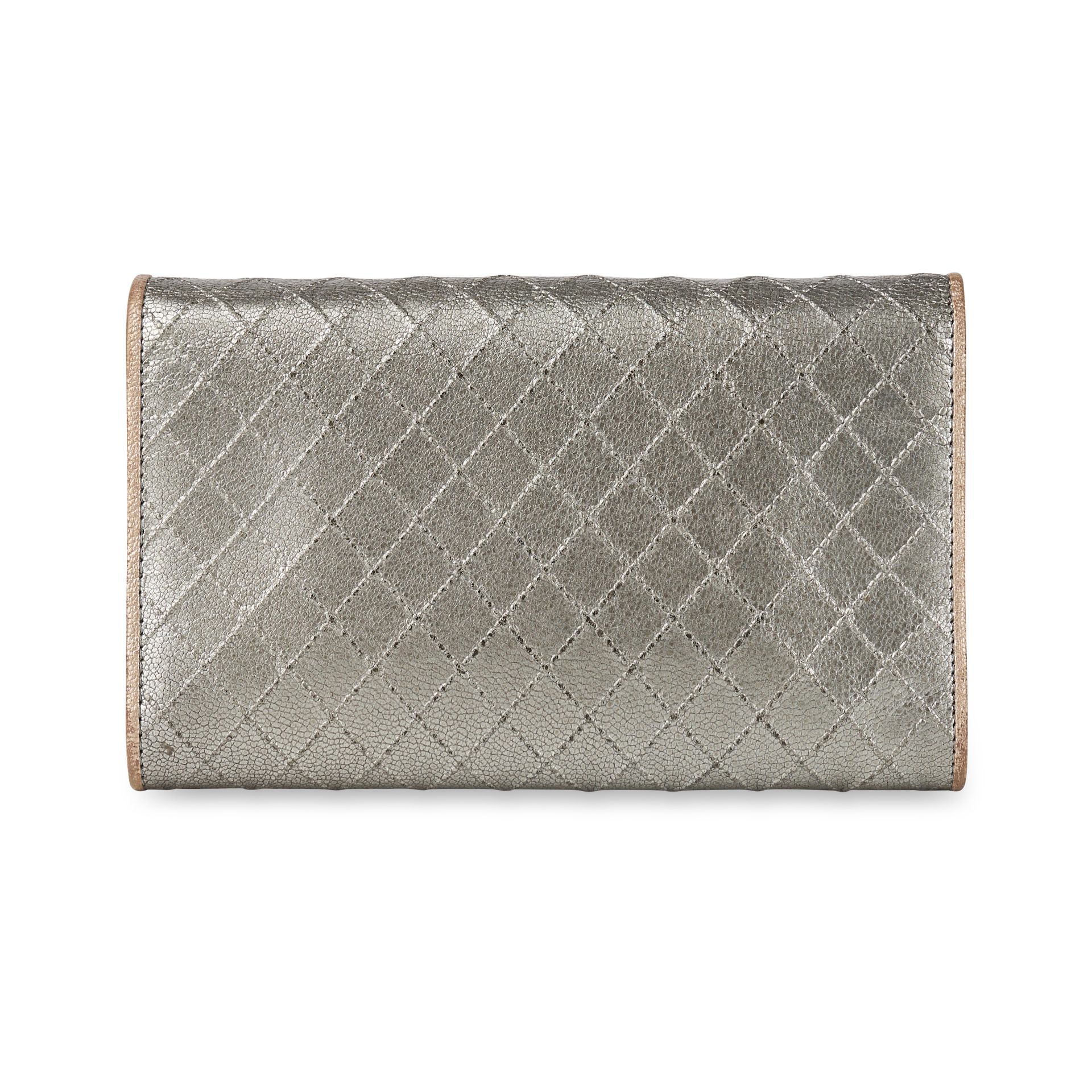 CHANEL QUILTED PEWTER WALLET Condition grade C+. 16cm long, 10cm high. Produced between 2006 an... - Bild 2 aus 3