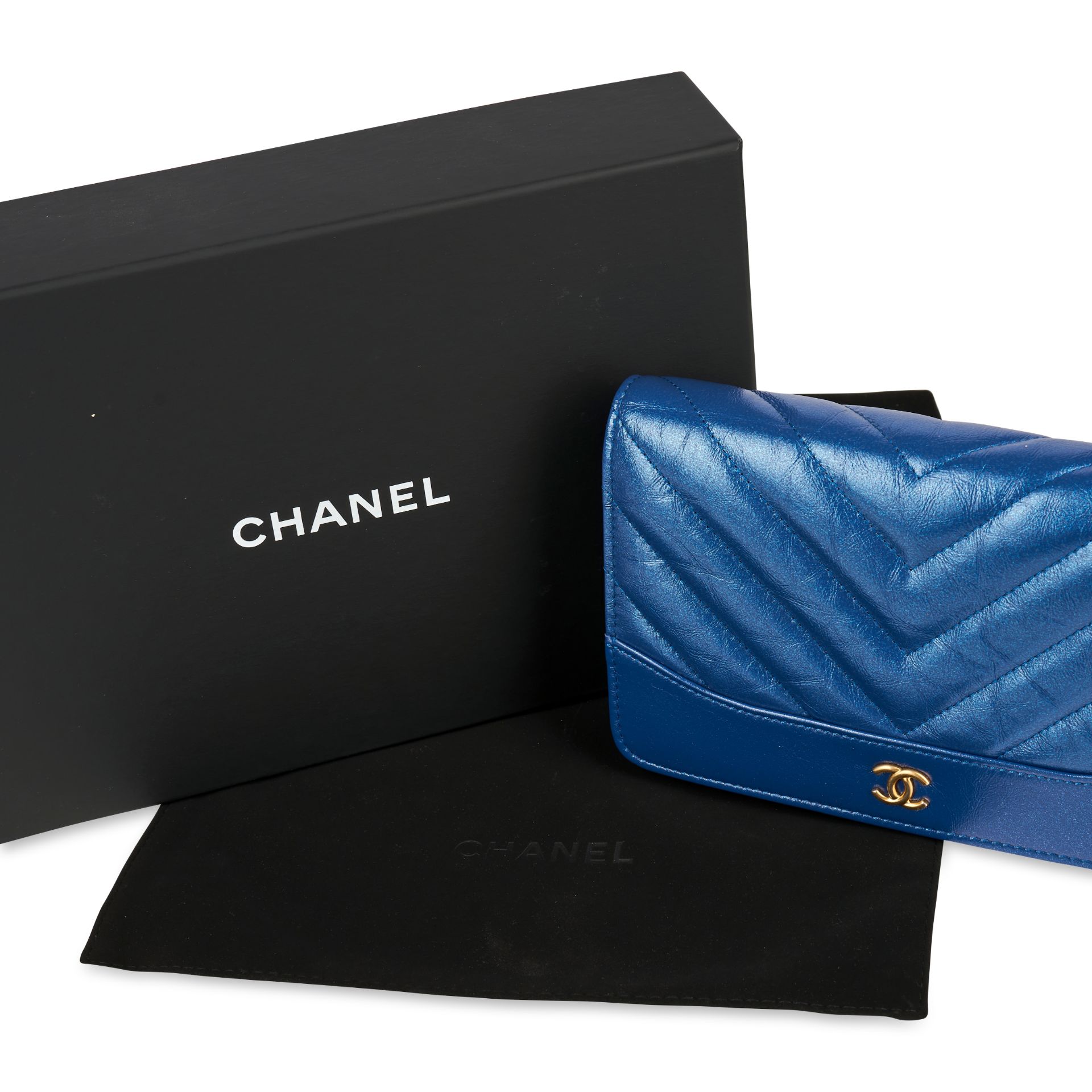 CHANEL IRIDESCENT BLUE WALLET ON CHAIN BAG Condition grade A+, as new. Produced in 2019. 19cm l... - Bild 5 aus 6