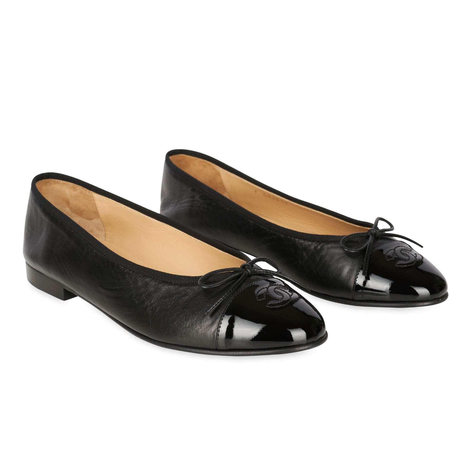 CHANEL BLACK BALLERINA FLATS  Condition grade A-.  Size 39.5. Black leather ballerinas with pat...