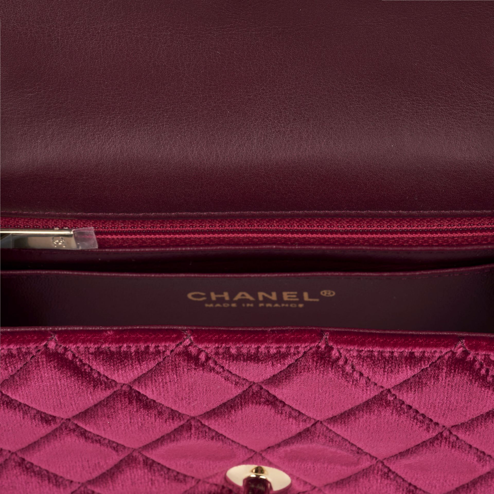 CHANEL BURGUNDY VELVET MINI RECTANGLE BAG Condition grade B. Produced between 2015-2016. 20cm l... - Bild 4 aus 7