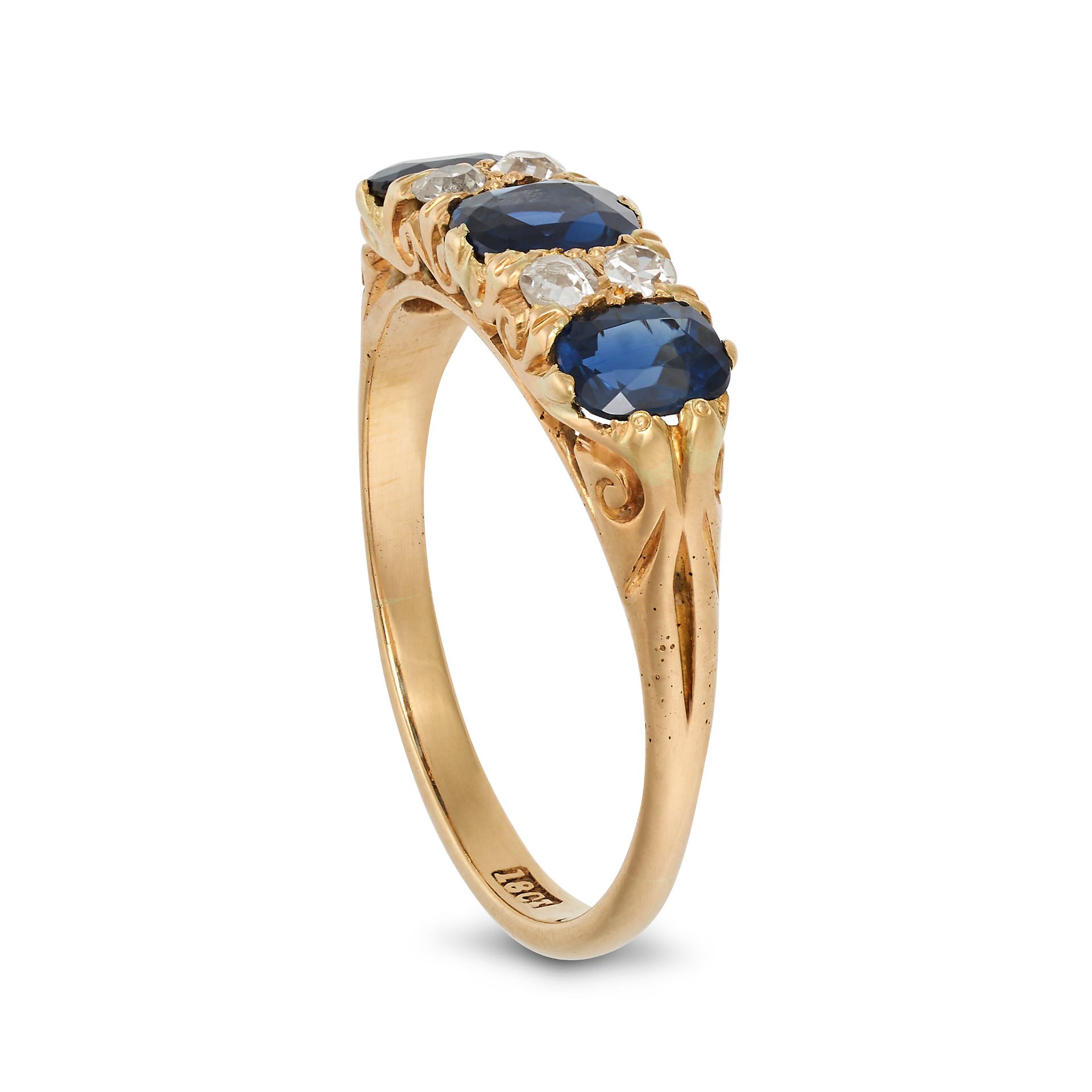 AN ANTIQUE SAPPHIRE AND DIAMOND RING in 18ct yellow gold, set with three cushion cut sapphires ac... - Bild 2 aus 2