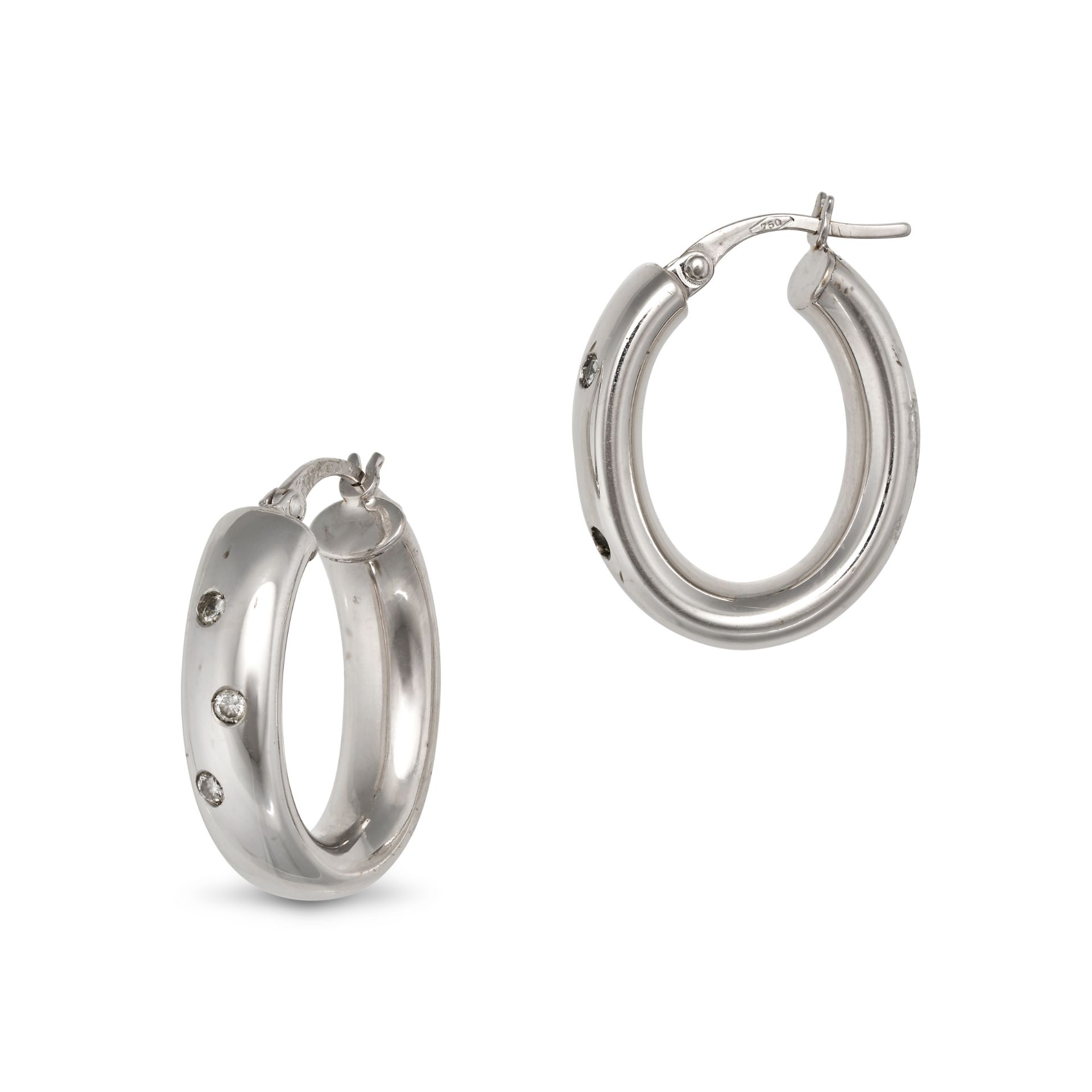 A PAIR OF DIAMOND HOOP EARRINGS in 18ct white gold, each earring designed as a hoop set with roun... - Bild 2 aus 2