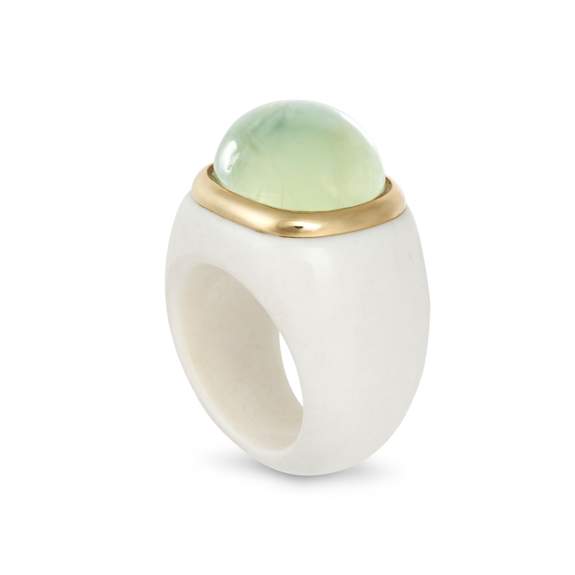A GREEN BERYL AND CERAMIC RING in 14ct yellow gold, comprising a white ceramic band set with a ca... - Image 2 of 2
