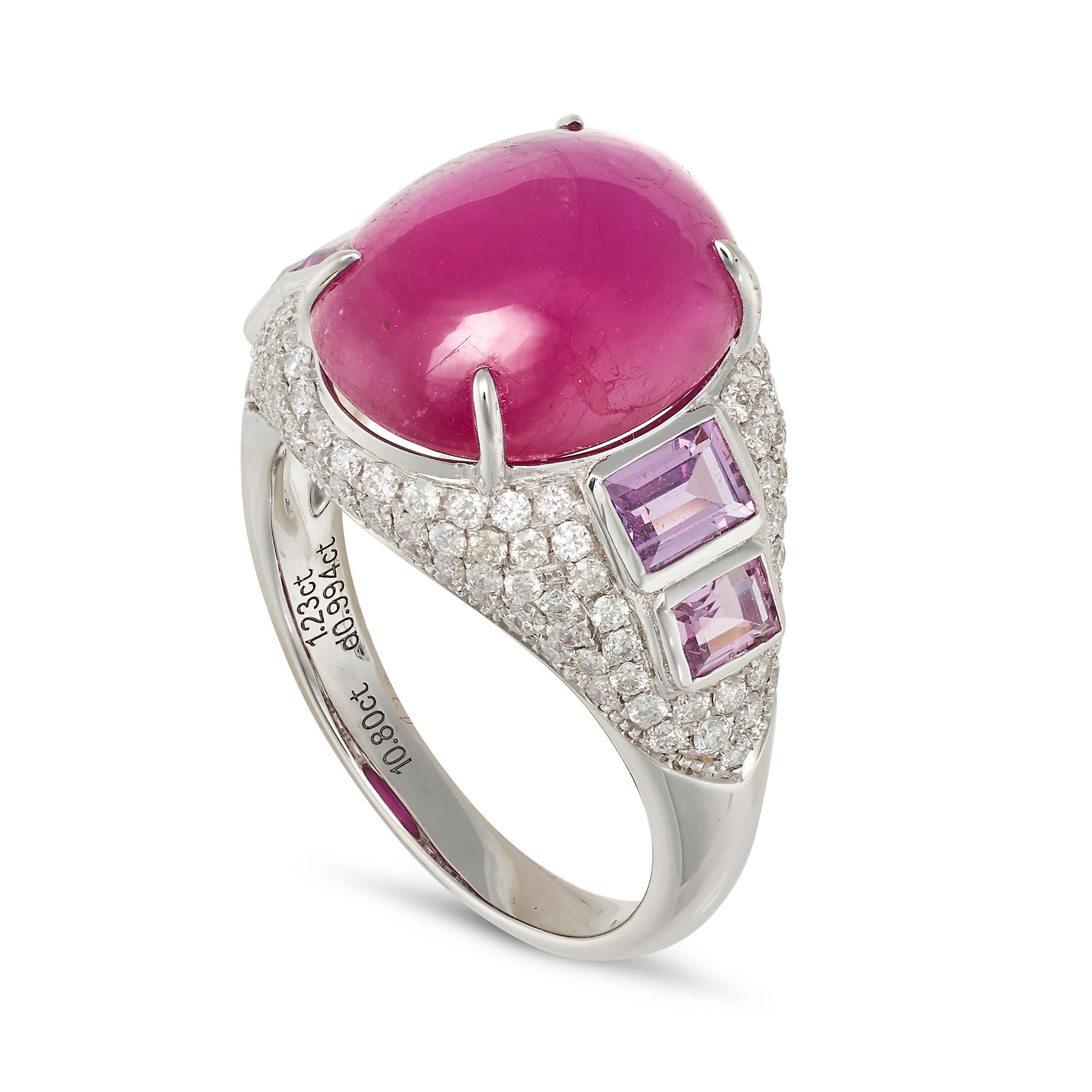 A RUBY, AMETHYST AND DIAMOND RING in 18ct white gold, set with an oval cabochon ruby of 10.80 car... - Bild 2 aus 2