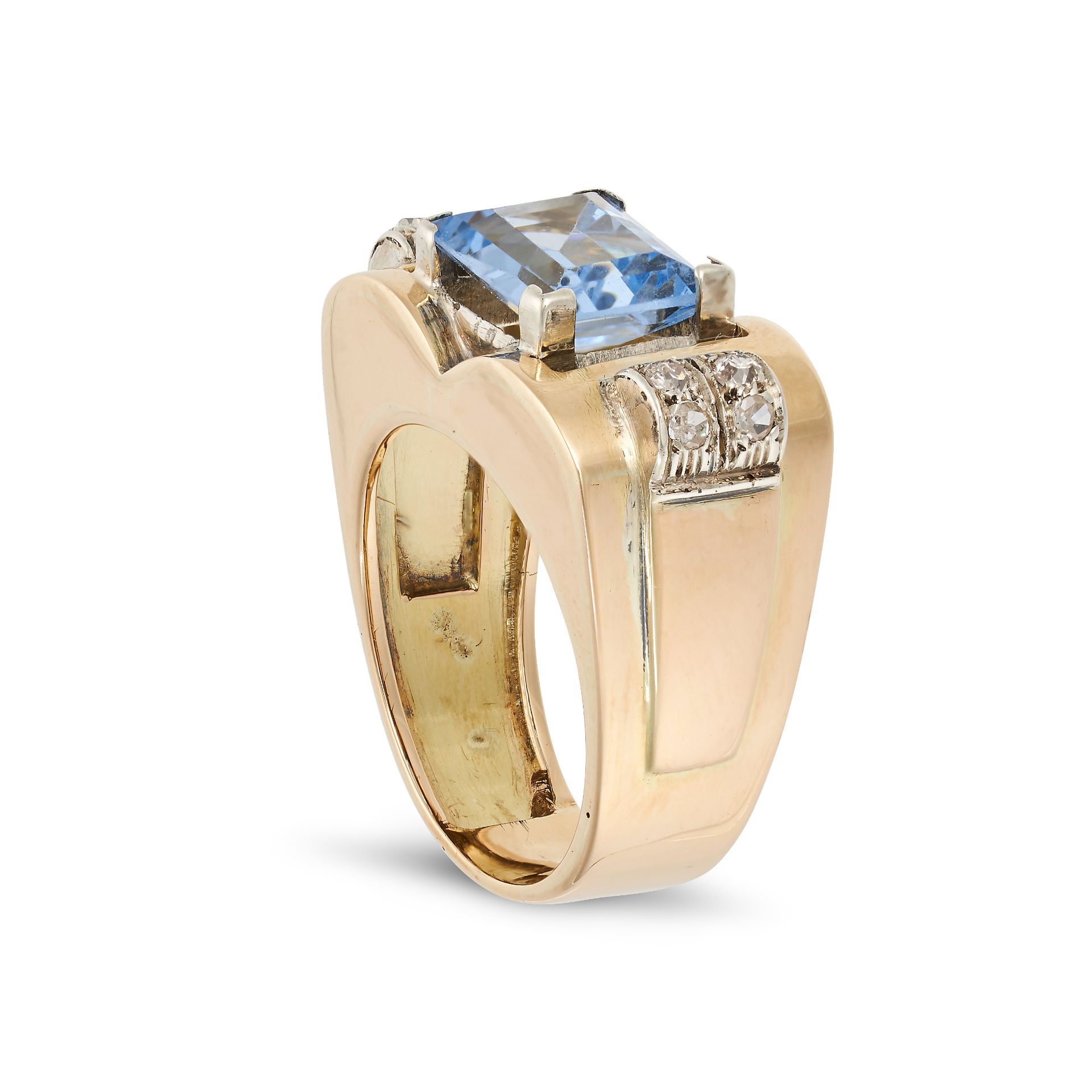 A RETRO SYNTHETIC SPINEL AND DIAMOND RING in yellow gold, set with a rectangular step cut blue sy... - Bild 2 aus 2