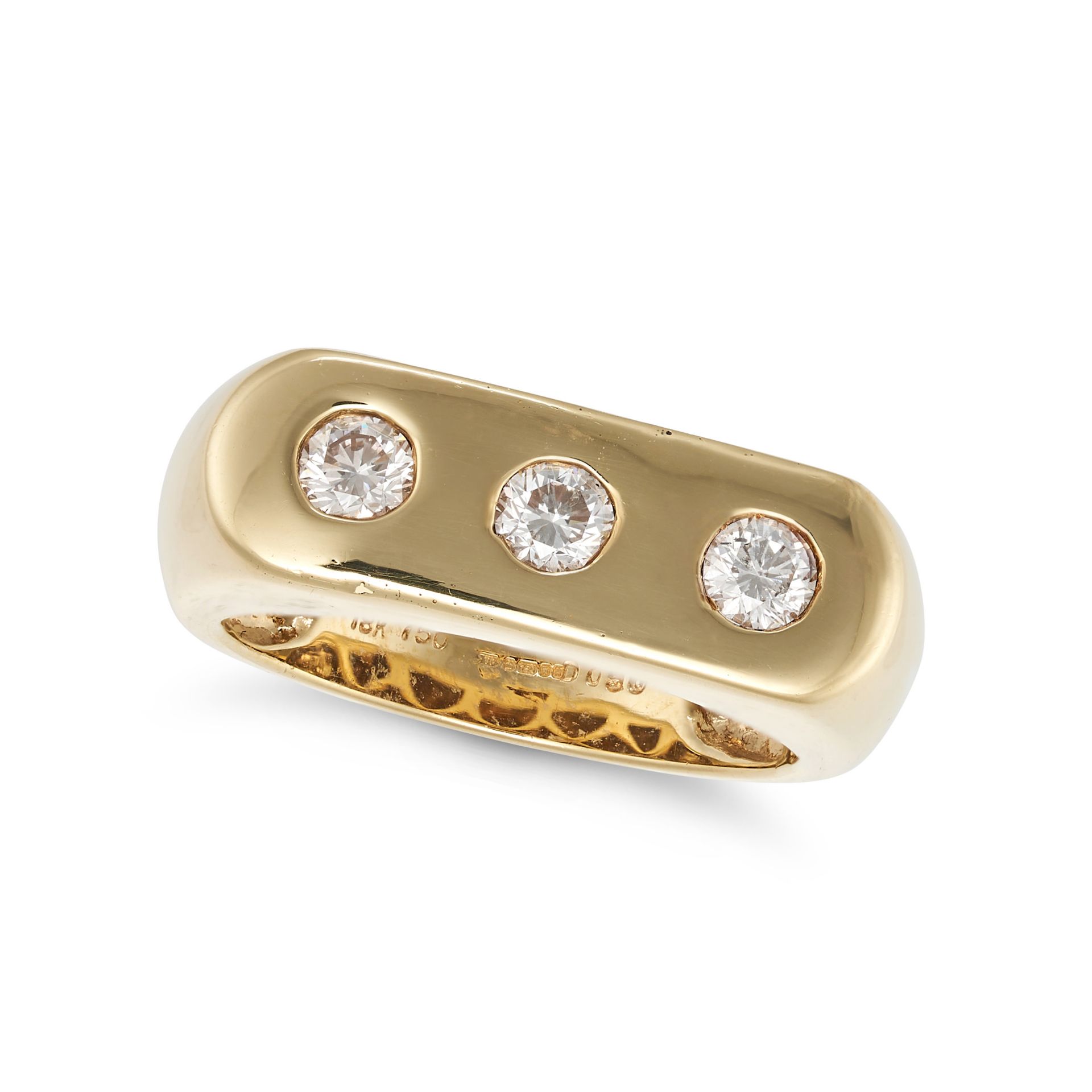 A THREE STONE DIAMOND RING in 18ct yellow gold, set with three round brilliant cut diamonds, the ...