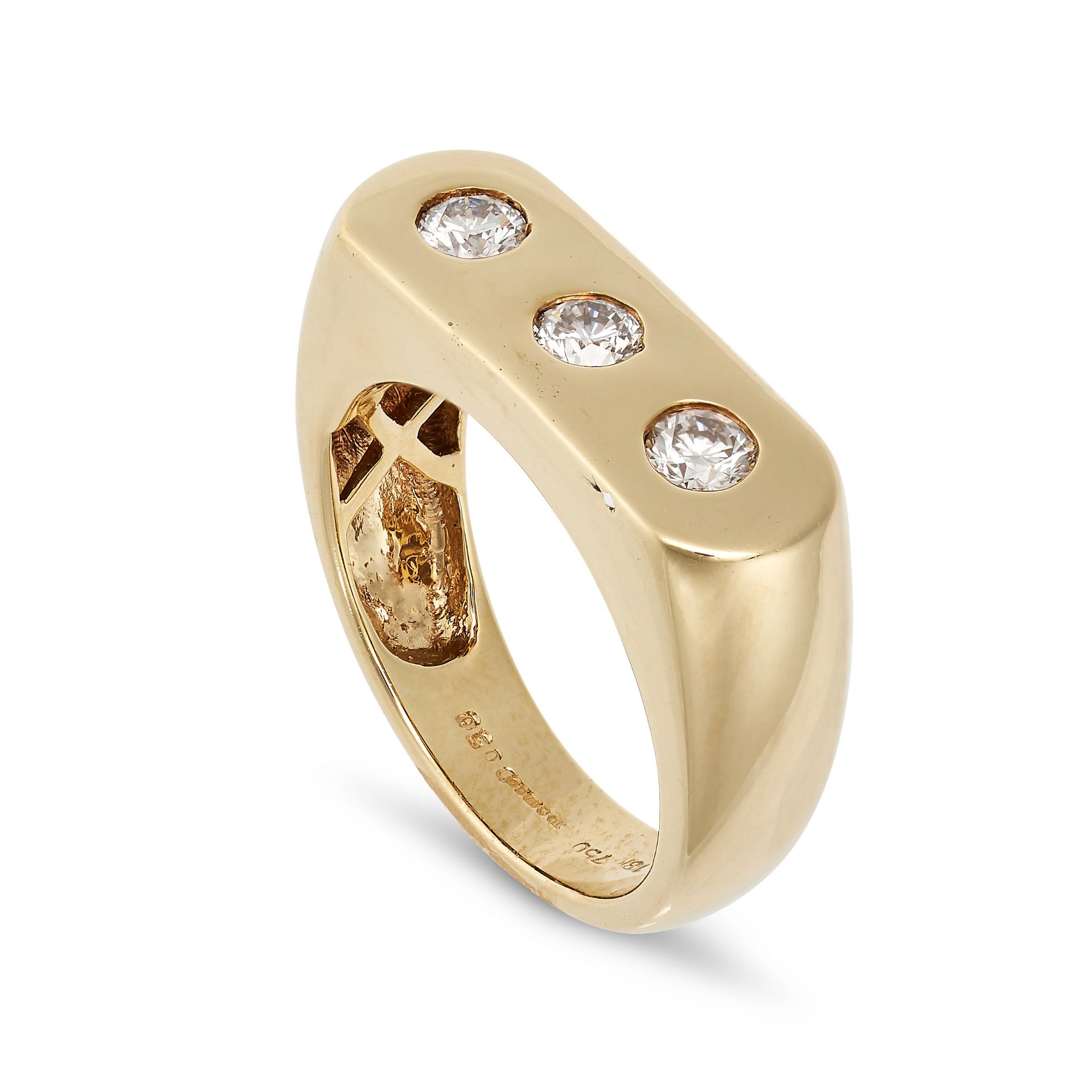 A THREE STONE DIAMOND RING in 18ct yellow gold, set with three round brilliant cut diamonds, the ... - Bild 2 aus 2