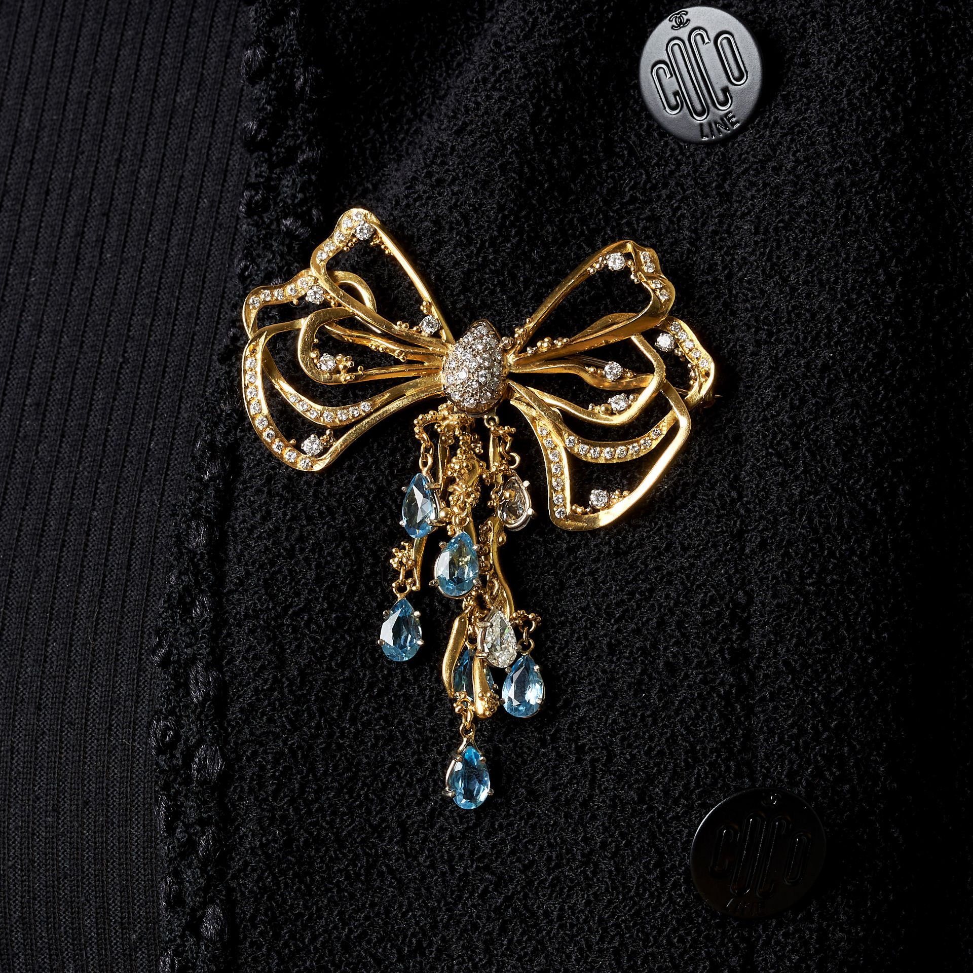 CHARLES DE TEMPLE, A VINTAGE AQUAMARINE AND DIAMOND BOW BROOCH in 18ct yellow gold, designed as a... - Image 2 of 2