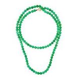 A JADEITE JADE BEAD NECKLACE in 14ct yellow and white gold, comprising a single row of jadeite ja...