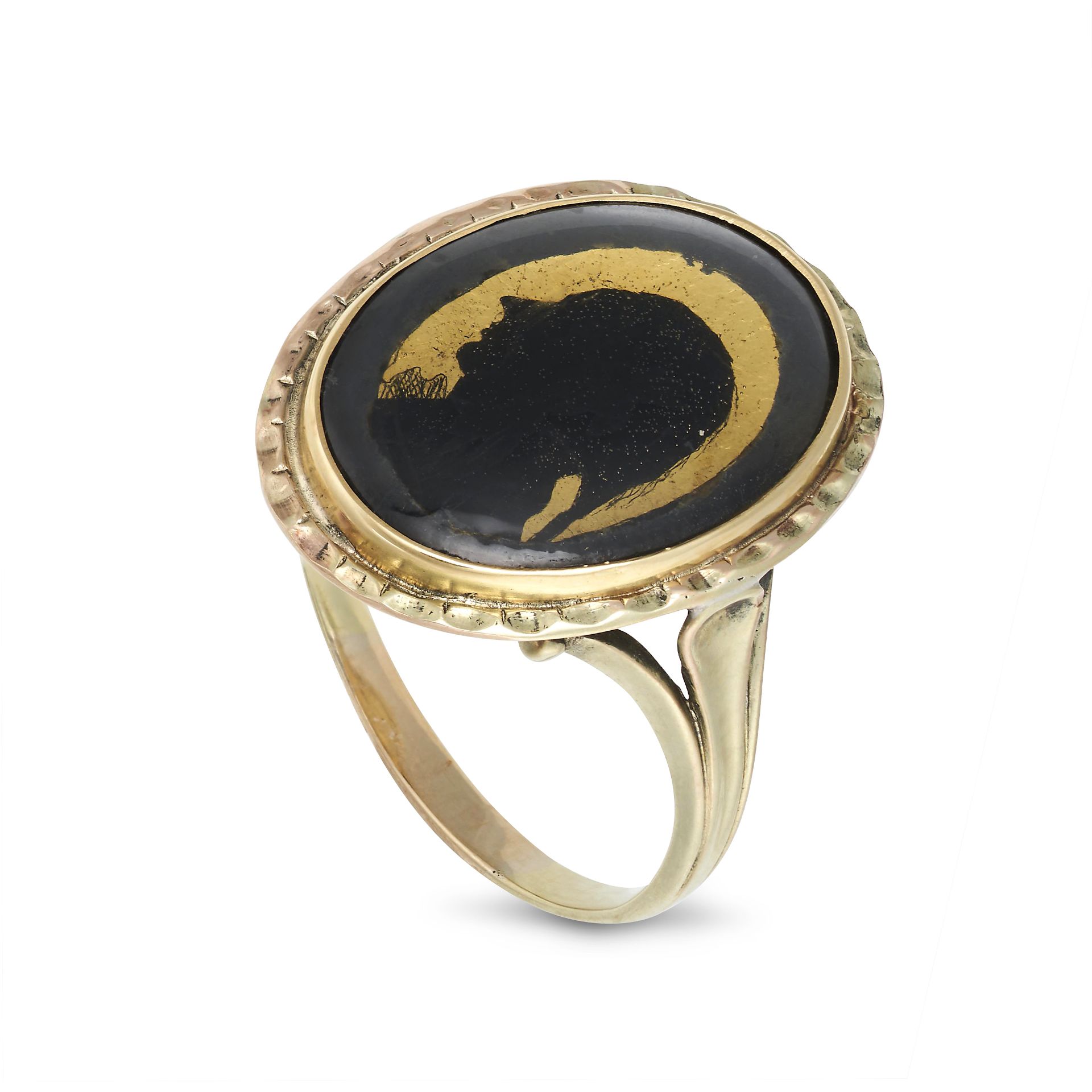 AN ANTIQUE ENAMEL SILHOUETTE RING in yellow gold, the oval face decorated with the silhouette of ... - Bild 2 aus 2