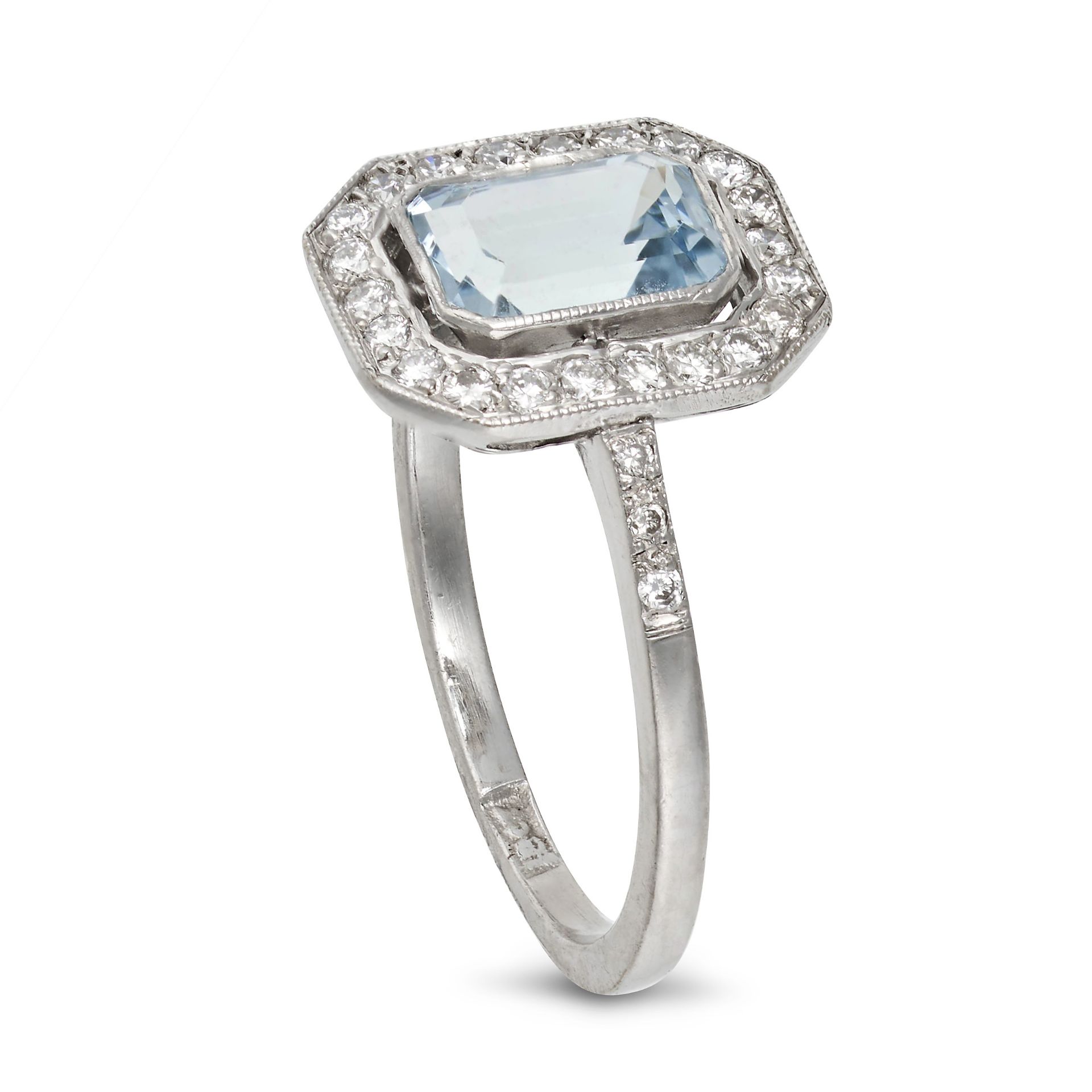 AN AQUAMARINE AND DIAMOND RING in 18ct white gold, set with an octagonal step cut aquamarine of a... - Bild 2 aus 2