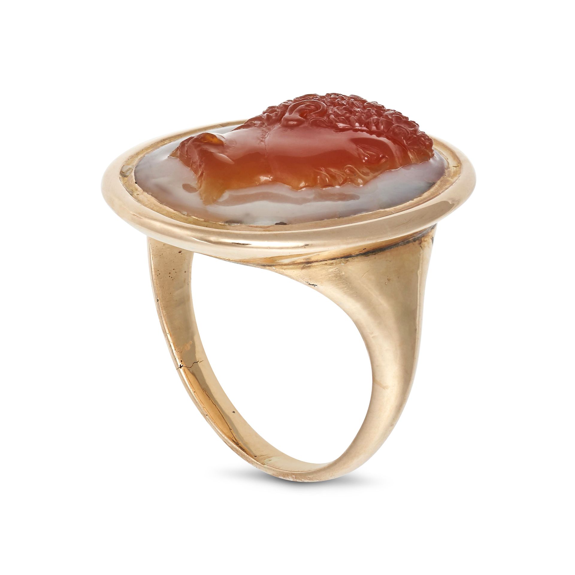 AN ANTIQUE CARNELIAN CAMEO RING in yellow gold, set with an oval carnelian cameo depicting the pr... - Bild 2 aus 2