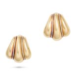 A PAIR OF GOLD EARRINGS in 18ct yellow gold, in scalloped design, stamped 18K, 2.7cm, 11.5g.