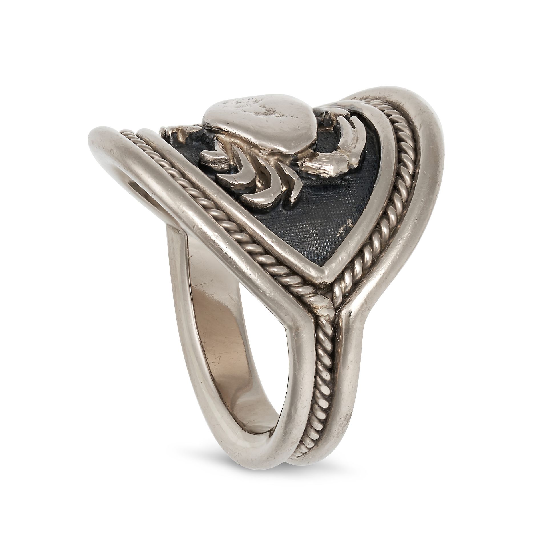 ELIZABETH GAGE, A ZODIAC RING in 18ct white gold, with the Cancer zodiac symbol to a brushed gold... - Image 3 of 4