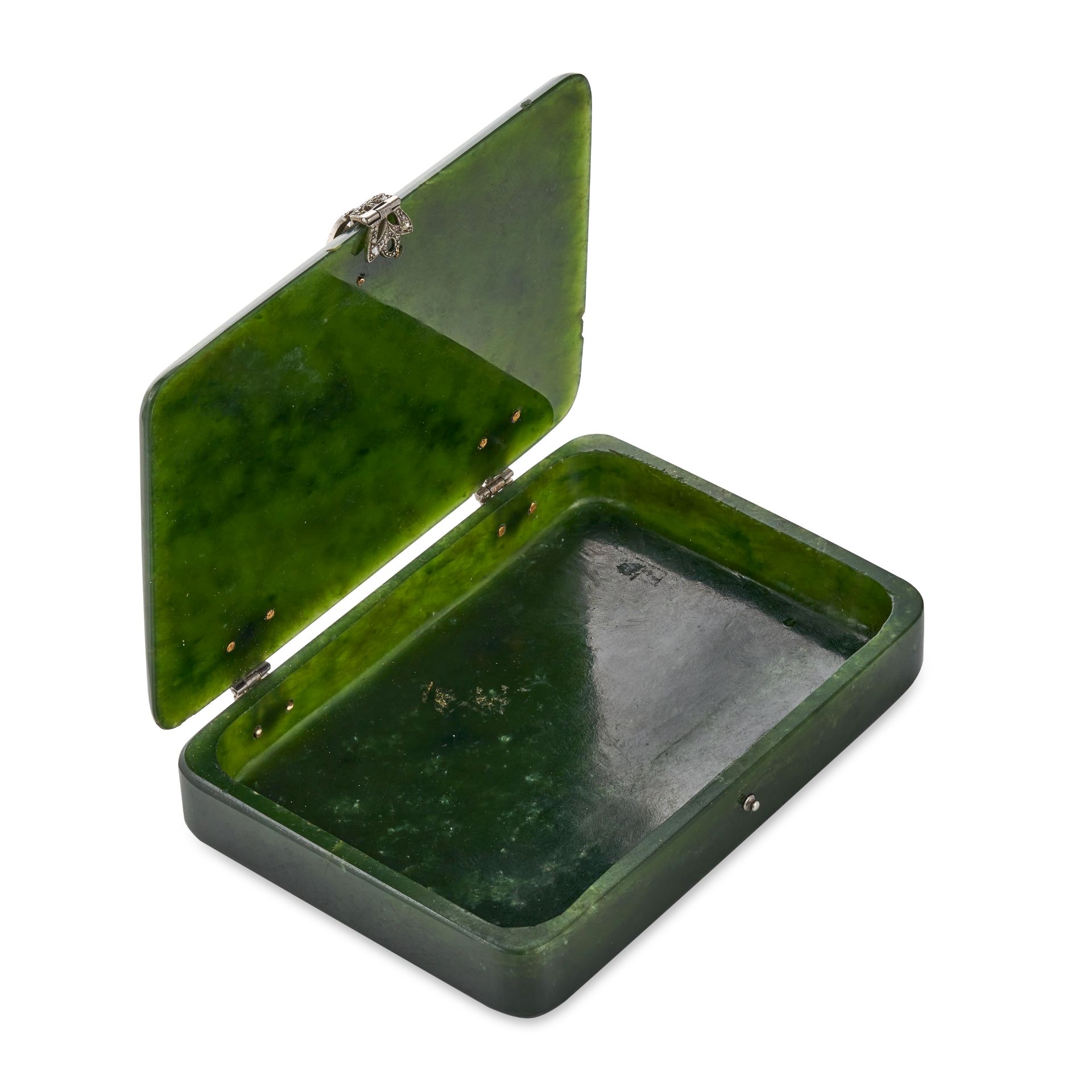 AN ANTIQUE NEPHRITE, DIAMOND AND EMERALD BOX the hinged box comprising polished nephrite, accente... - Image 2 of 3