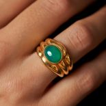 VAN CLEEF & ARPELS, A CHRYSOPRASE RING in 18ct yellow gold, set with an oval cabochon chrysoprase...