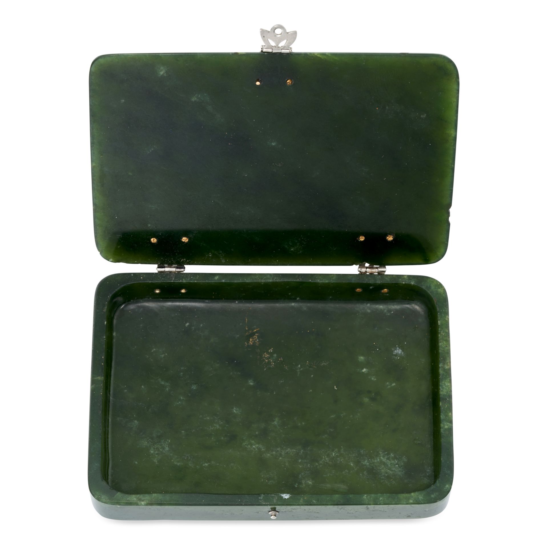 AN ANTIQUE NEPHRITE, DIAMOND AND EMERALD BOX the hinged box comprising polished nephrite, accente... - Image 3 of 3