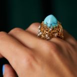 CARTIER, A TURQUOISE AND DIAMOND DRESS RING in 18ct yellow gold and platinum, set with a sugarloa...