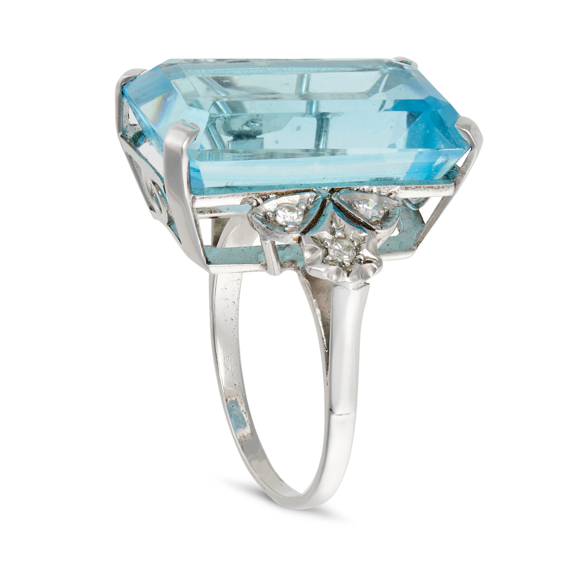 NO RESERVE - A BLUE GLASS AND DIAMOND RING in white gold, set with an octagonal step cut glue gla... - Image 2 of 2