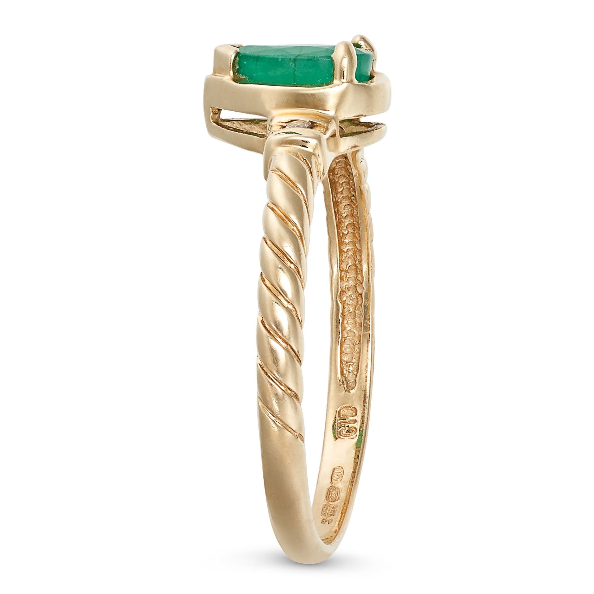 NO RESERVE - AN EMERALD AND DIAMOND RING in 14ct yellow gold, set with a pear cut emerald accente... - Image 2 of 2