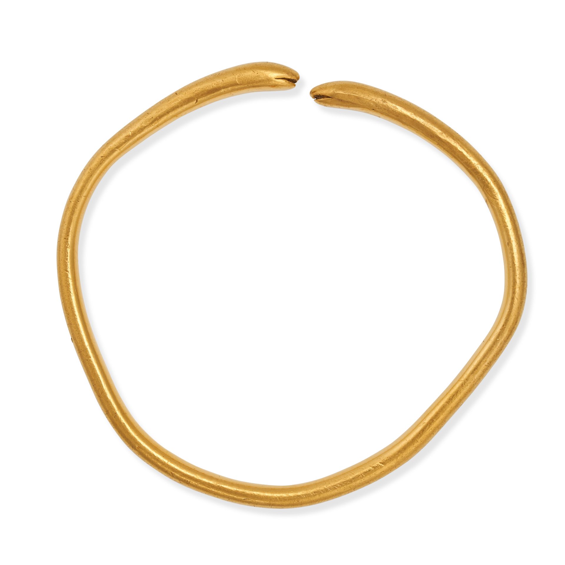 NO RESERVE - A GOLD SNAKE BANGLE in yellow gold, the open cuff bangle terminating at each end wit... - Image 2 of 2