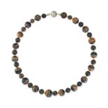 NO RESERVE - A BANDED AGATE BEAD NECKLACE comprising a row of alternating agate and banded agate ...