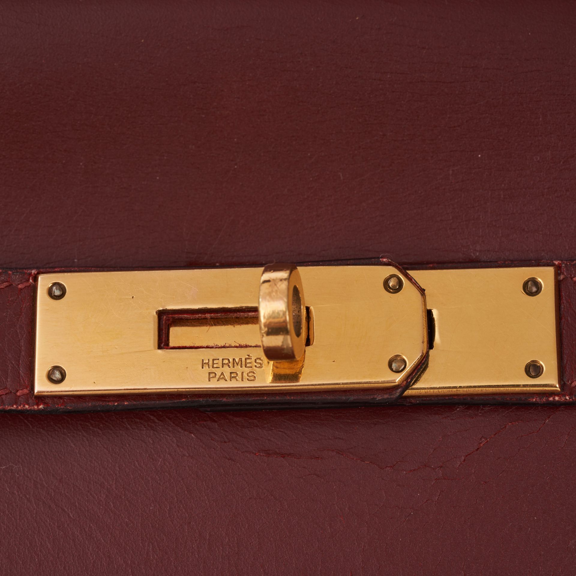 HERMÈS VINTAGE BURGUNDY KELLY 35 BAG Condition grade C.  35cm long, 25cm high. Top handle drop ... - Image 4 of 7