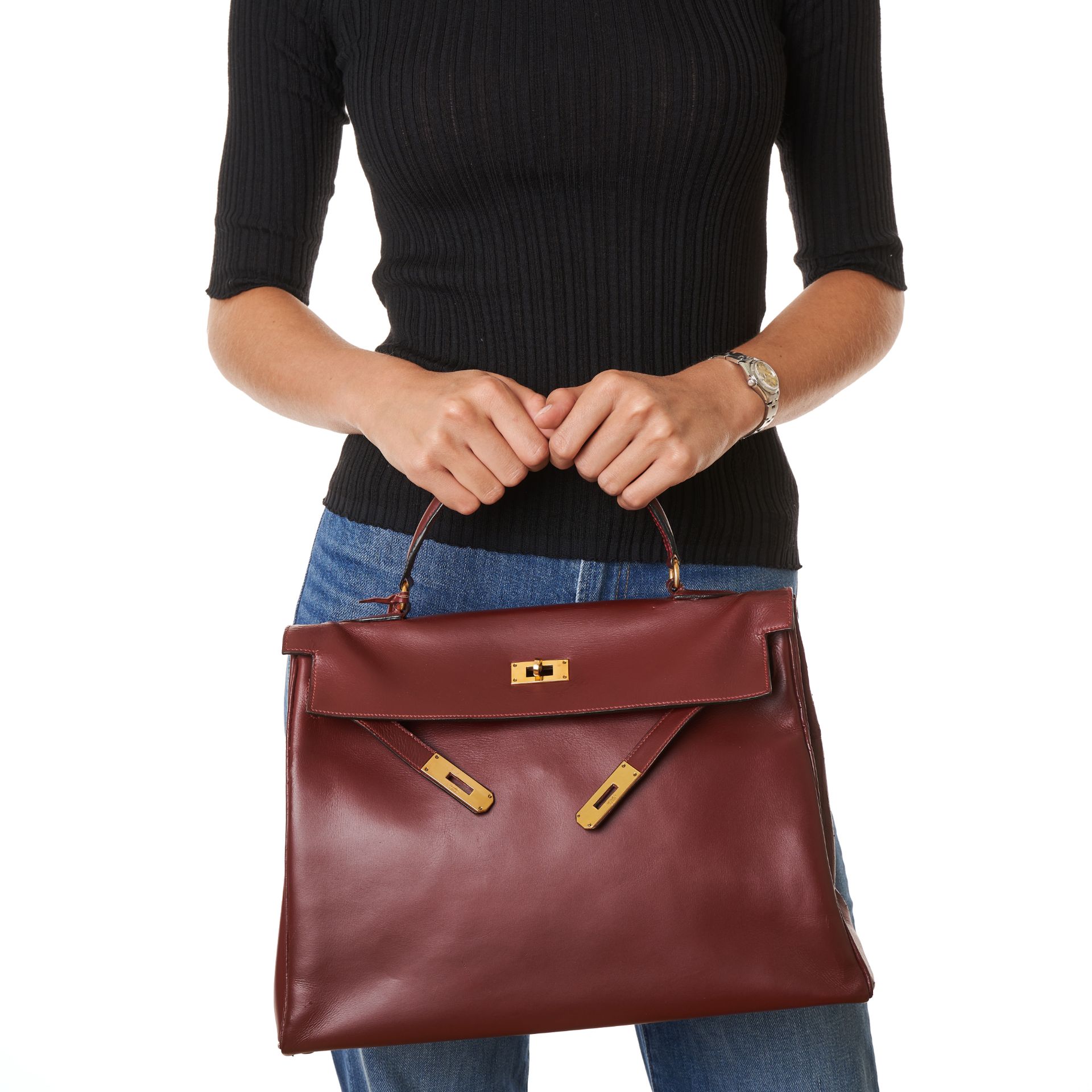 HERMÈS VINTAGE BURGUNDY KELLY 35 BAG Condition grade C.  35cm long, 25cm high. Top handle drop ... - Image 6 of 7