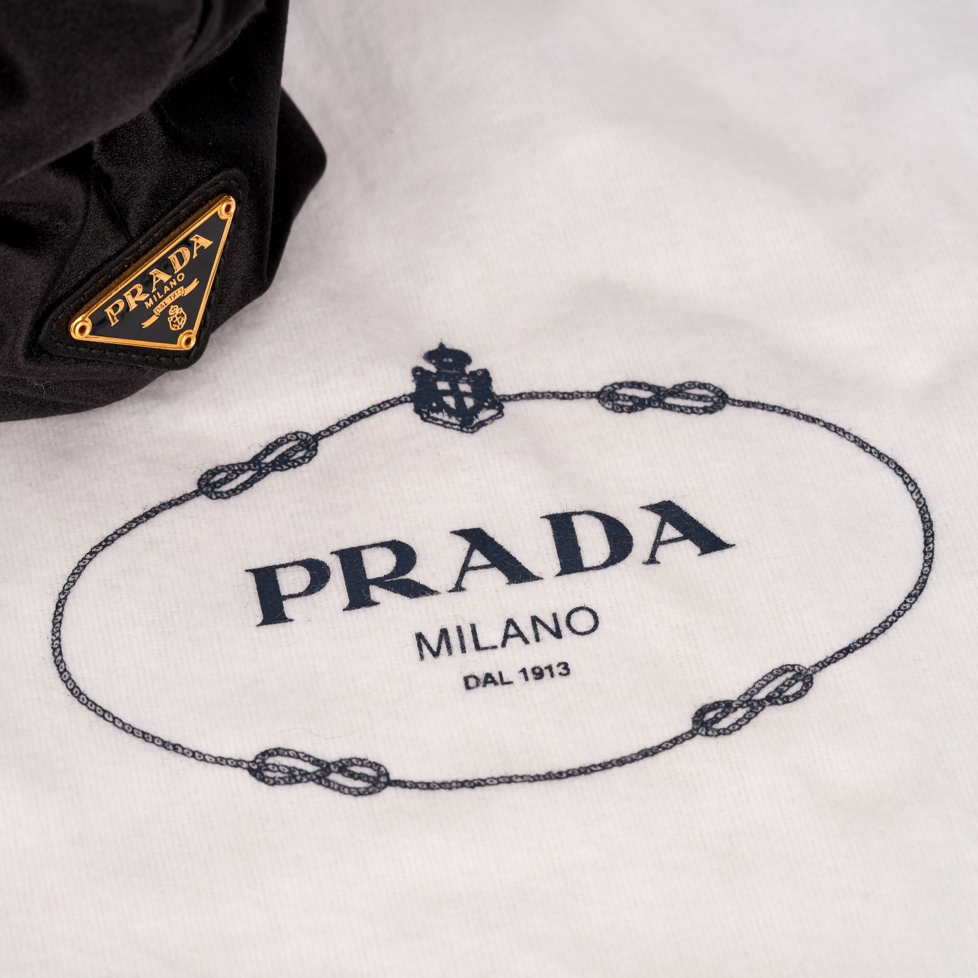 PRADA VINTAGE NYLON ROSE SHOPPING BAG Condition grade A. 22cm long, 20cm high. 10cm top handle ... - Bild 4 aus 5