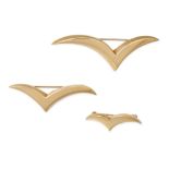 TIFFANY & CO., A SET OF THREE SEAGULL BROOCHES in 18ct yellow gold, each designed as a stylised s...