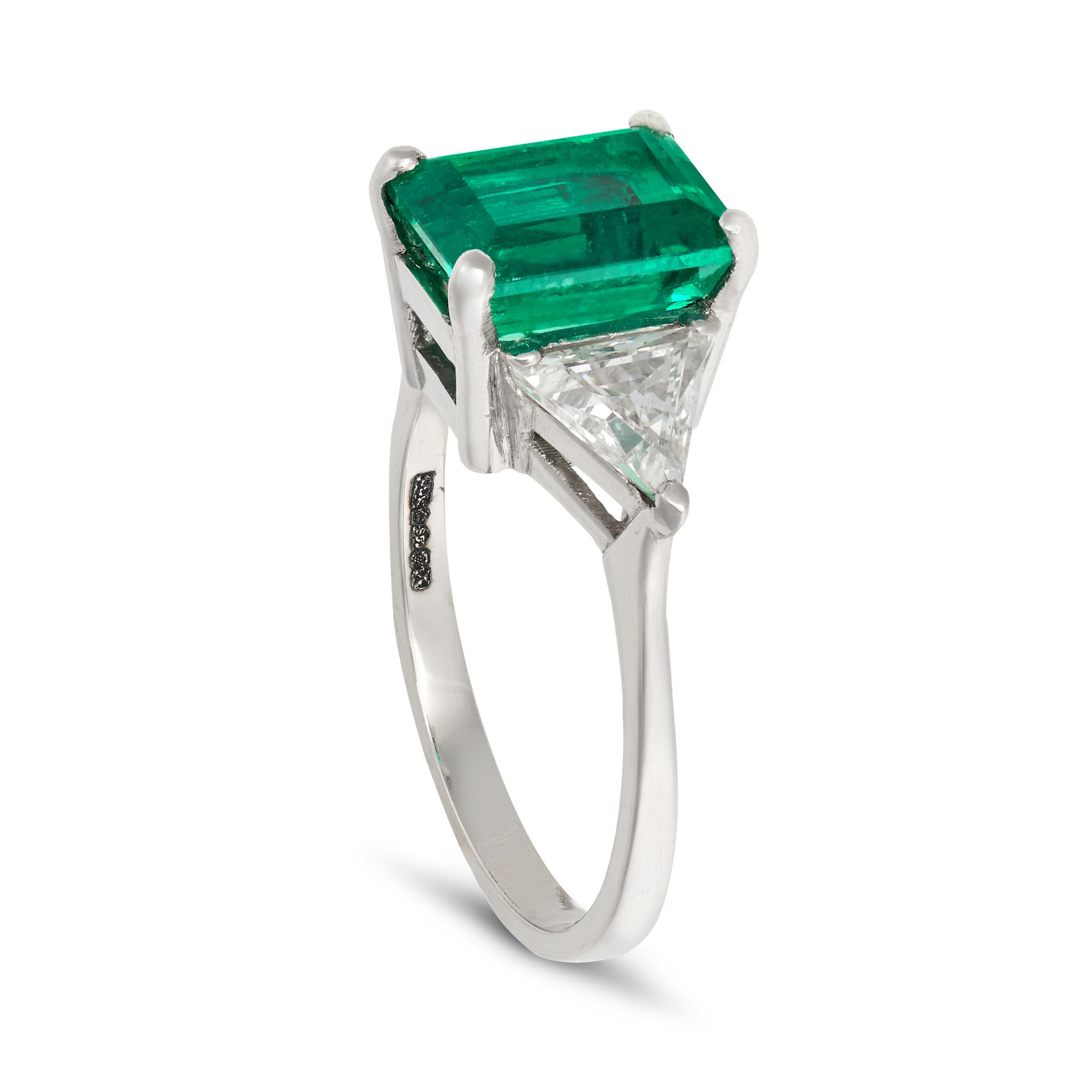 A COLOMBIAN EMERALD AND DIAMOND RING in platinum, set with an octagonal step cut emerald of 3.30 ... - Bild 2 aus 2