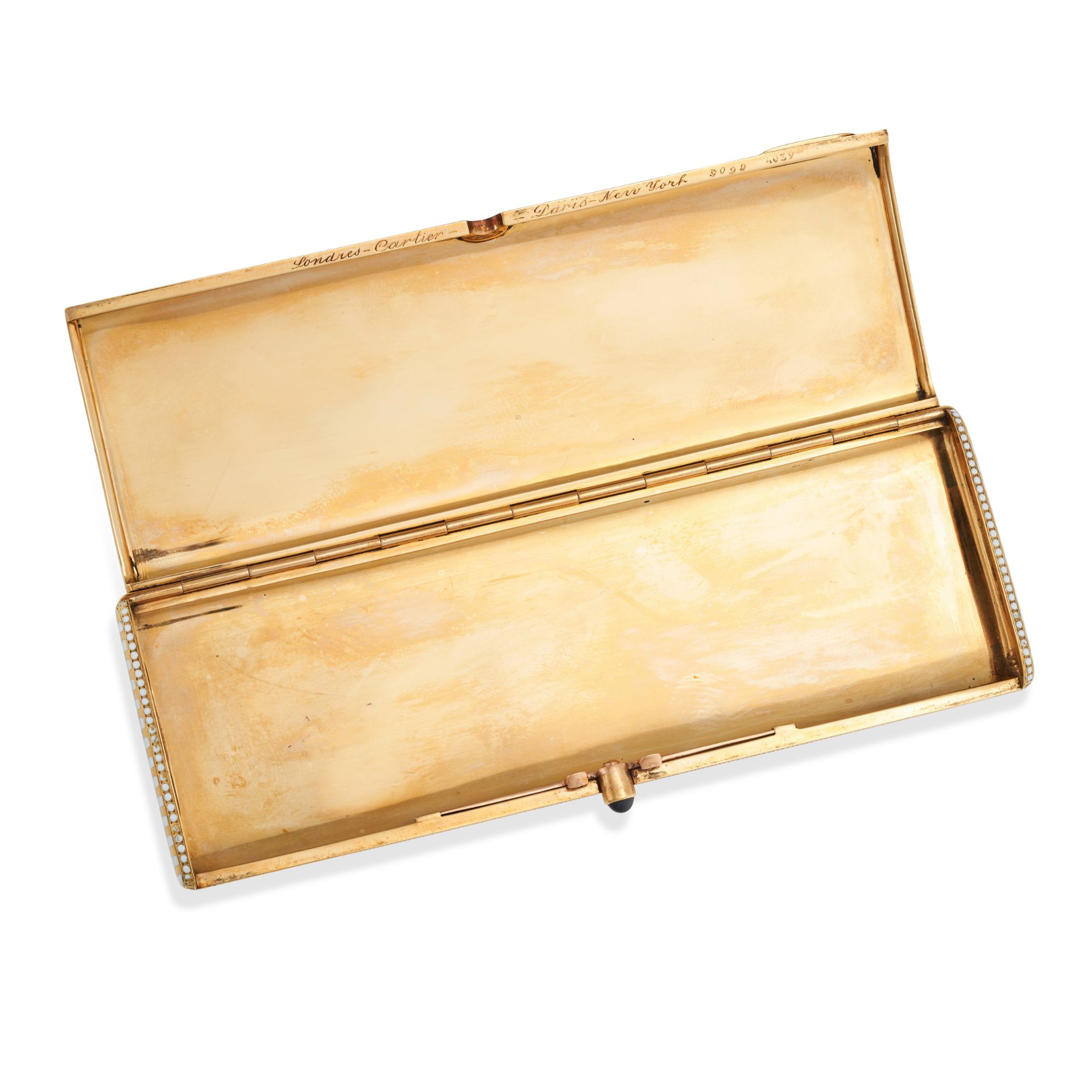 CARTIER, A VINTAGE ENAMEL AND SAPPHIRE CIGARETTE CASE in 18ct yellow gold, the rounded rectangula... - Bild 3 aus 3