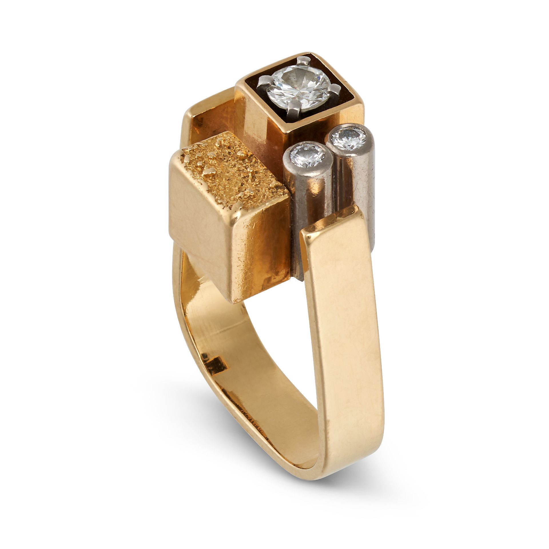 A MODERNIST DIAMOND DRESS RING in 18ct yellow gold, the square band set with three round brillian... - Bild 2 aus 2