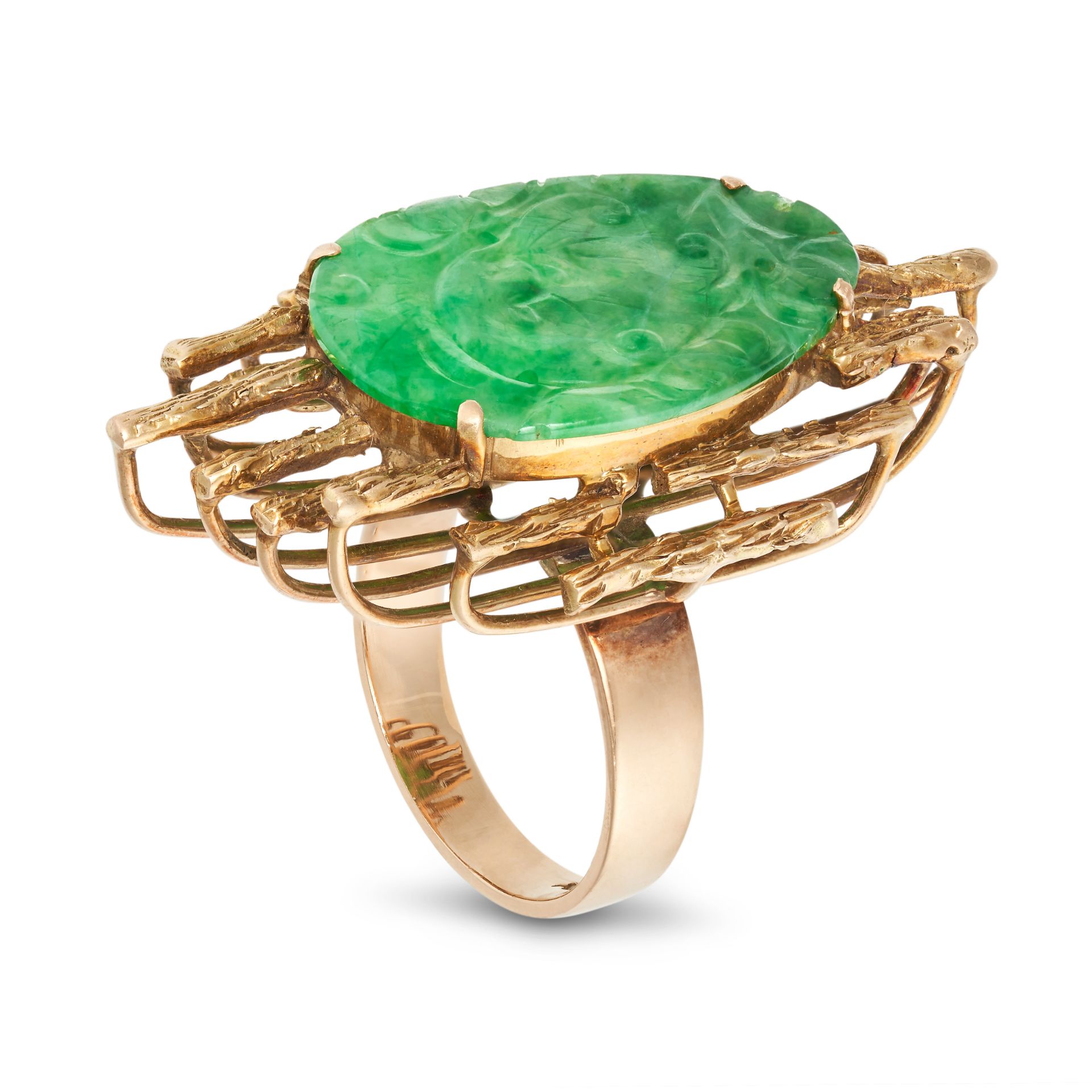 A JADEITE JADE DRESS RING in 14ct yellow gold, the modernist ring set with a slice of carved jade... - Bild 2 aus 2