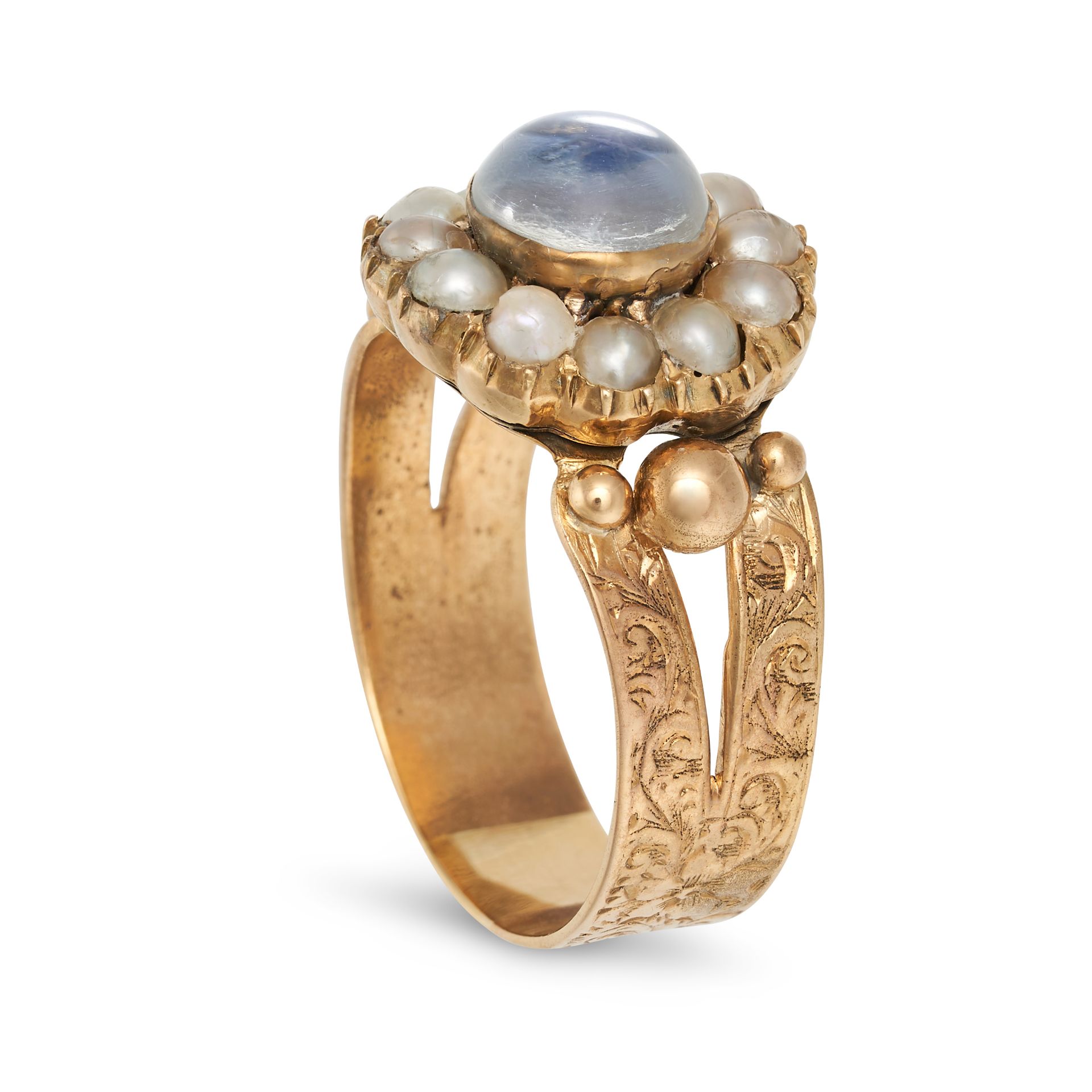 AN ANTIQUE MOONSTONE AND PEARL CLUSTER RING in yellow gold, set with a round cabochon moonstone i... - Bild 2 aus 2