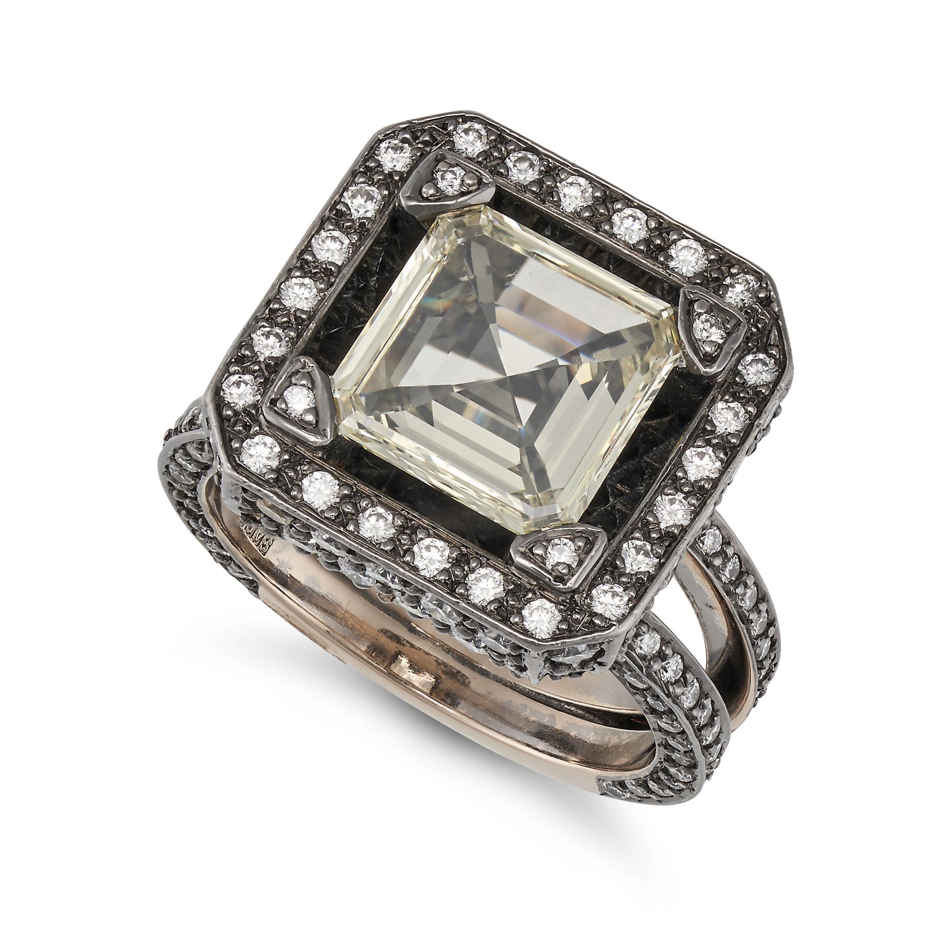 SOLANGE AZAGURY-PARTRIDGE, A DIAMOND RING in black rhodium plated 18ct white gold, set with an oc... - Bild 2 aus 3