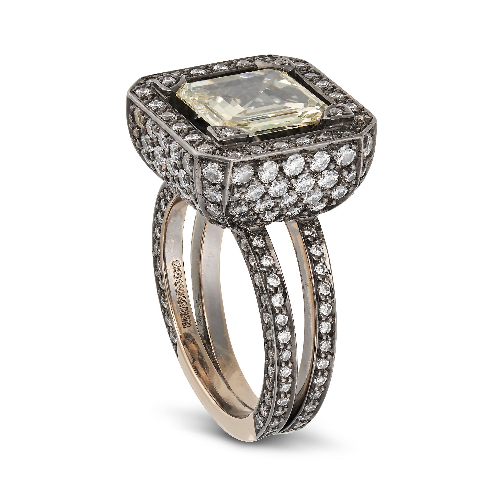 SOLANGE AZAGURY-PARTRIDGE, A DIAMOND RING in black rhodium plated 18ct white gold, set with an oc... - Bild 3 aus 3