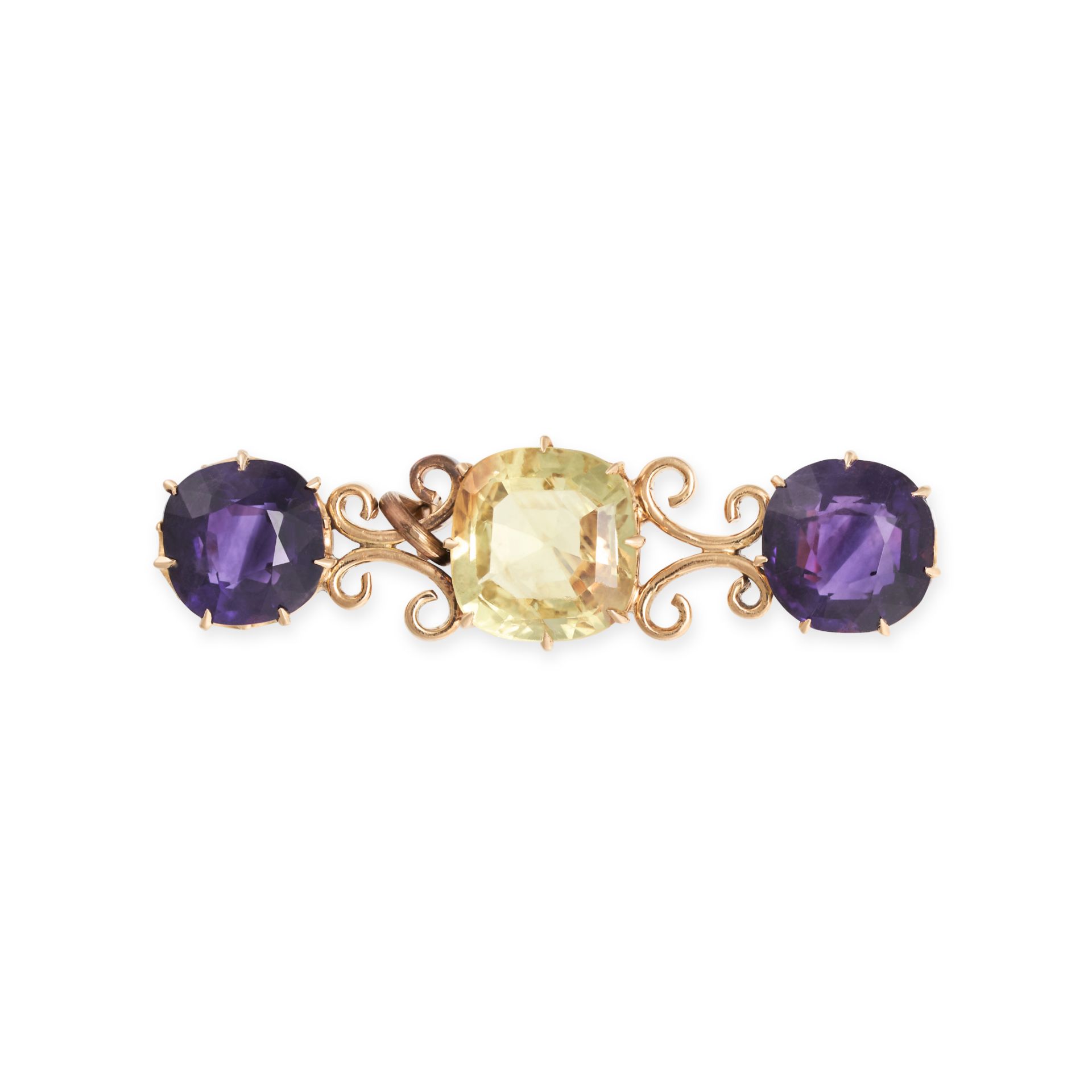 NO RESERVE - AN ANTIQUE AMETHYST AND CITRINE BAR BROOCH in yellow gold, set with a cushion cut ci...