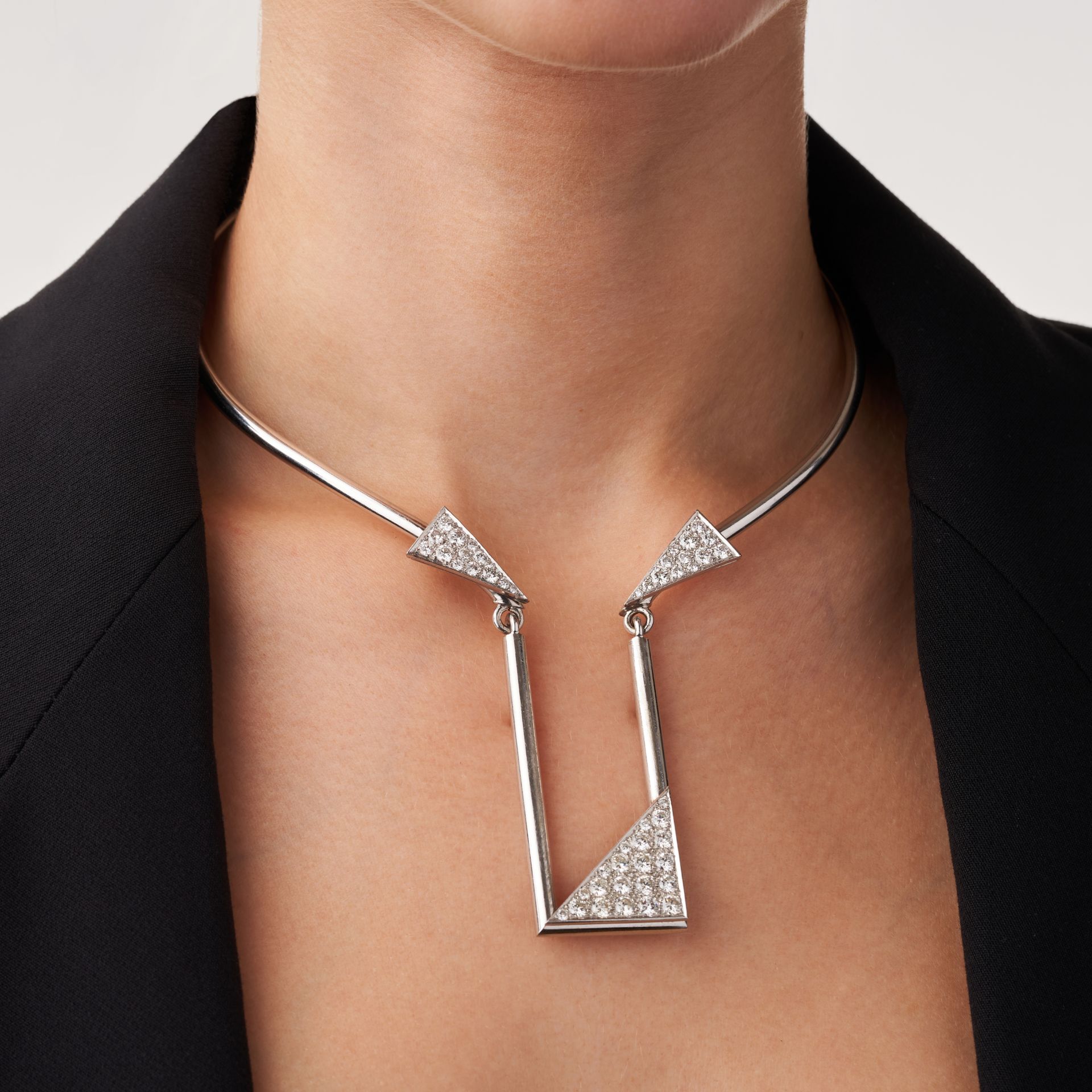 A DIAMOND TORQUE NECKLACE in 14ct white gold, the torque necklace suspending a geometric pendant ... - Bild 2 aus 3