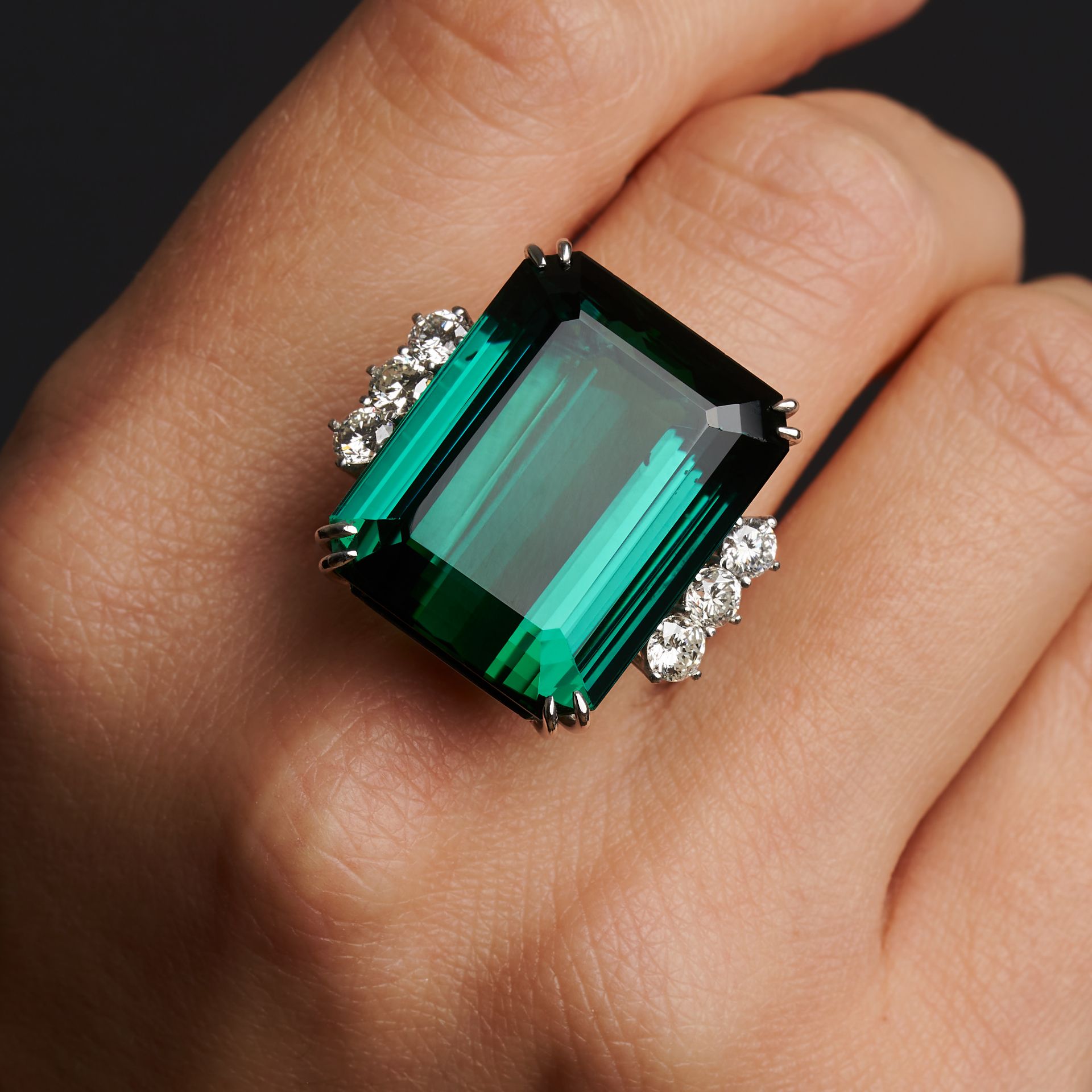 AN EXQUISITE GREEN TOURMALINE AND DIAMOND RING in platinum, set with an octagonal step cut green ... - Image 2 of 2