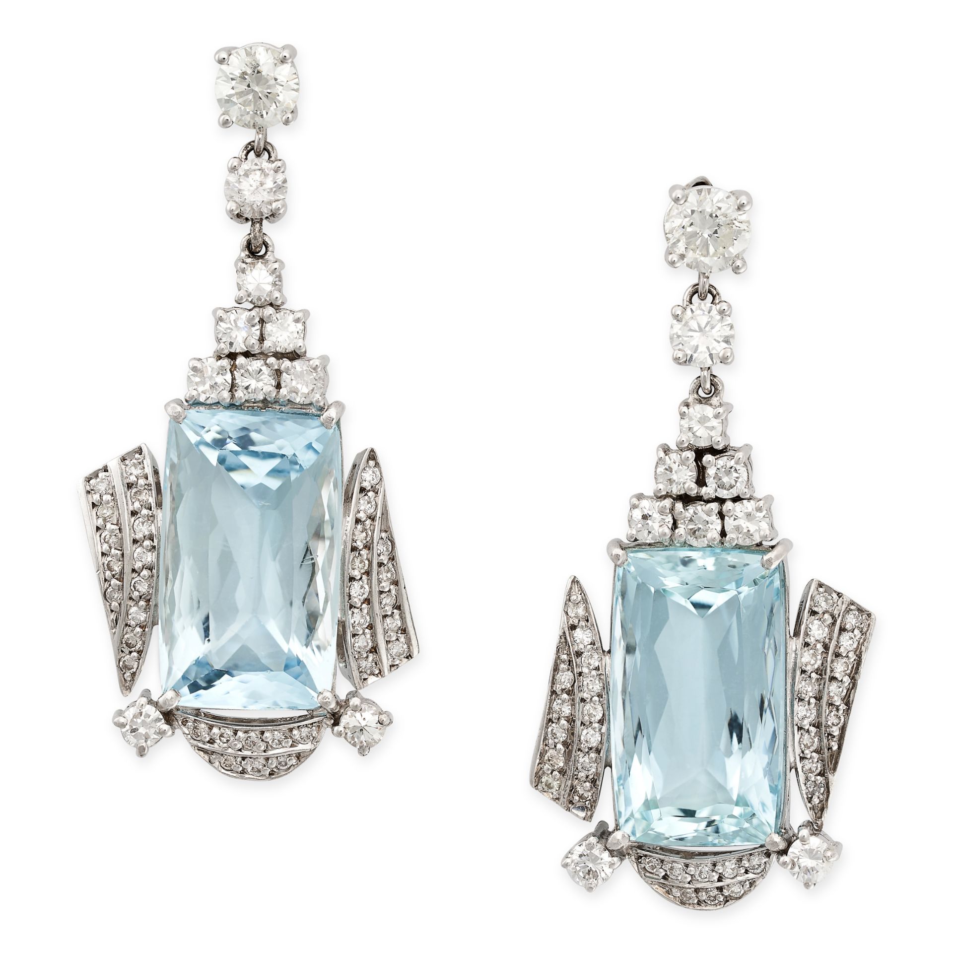 AN AQUAMARINE AND DIAMOND PENDANT AND EARRINGS SUITE in 18ct white gold, the pendant set with a c... - Bild 3 aus 3