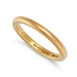 NO RESERVE - AN ANTIQUE GOLD WEDDING BAND RING in 22ct gold, of plain design, full British hallma...