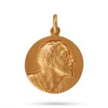 NO RESERVE - AN ANTIQUE COIN PENDANT in 18ct yellow gold, in relief to depict the profile of a cl...