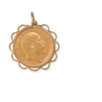 AN EDWARD VII HALF SOVEREIGN COIN PENDANT in 22ct and 9ct yellow gold, the sovereign set in styli...