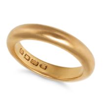 A GOLD WEDDING BAND RING in 22ct yellow gold, of plain design, full British hallmarks, size P / 7...