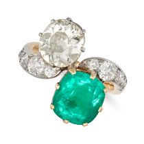 AN ANTIQUE EDWARDIAN COLOMBIAN EMERALD AND DIAMOND TOI ET MOI RING in yellow gold, set with a cus...